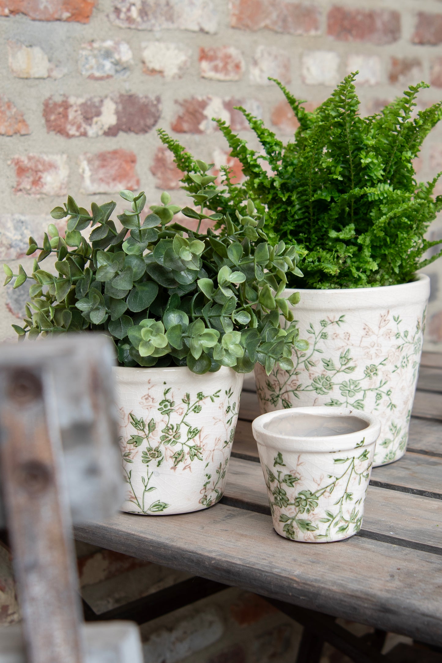 Blumentopf / Übertopf aus Keramik in Grün-Beige für Innen mit Rankenmotiv