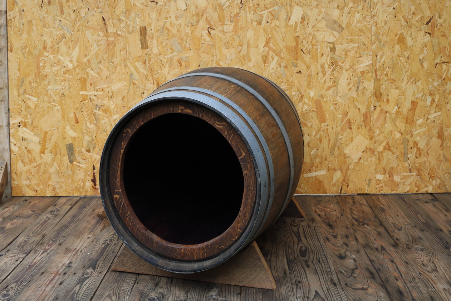 Cuccia per cani realizzata con una vecchia botte di vino in rovere