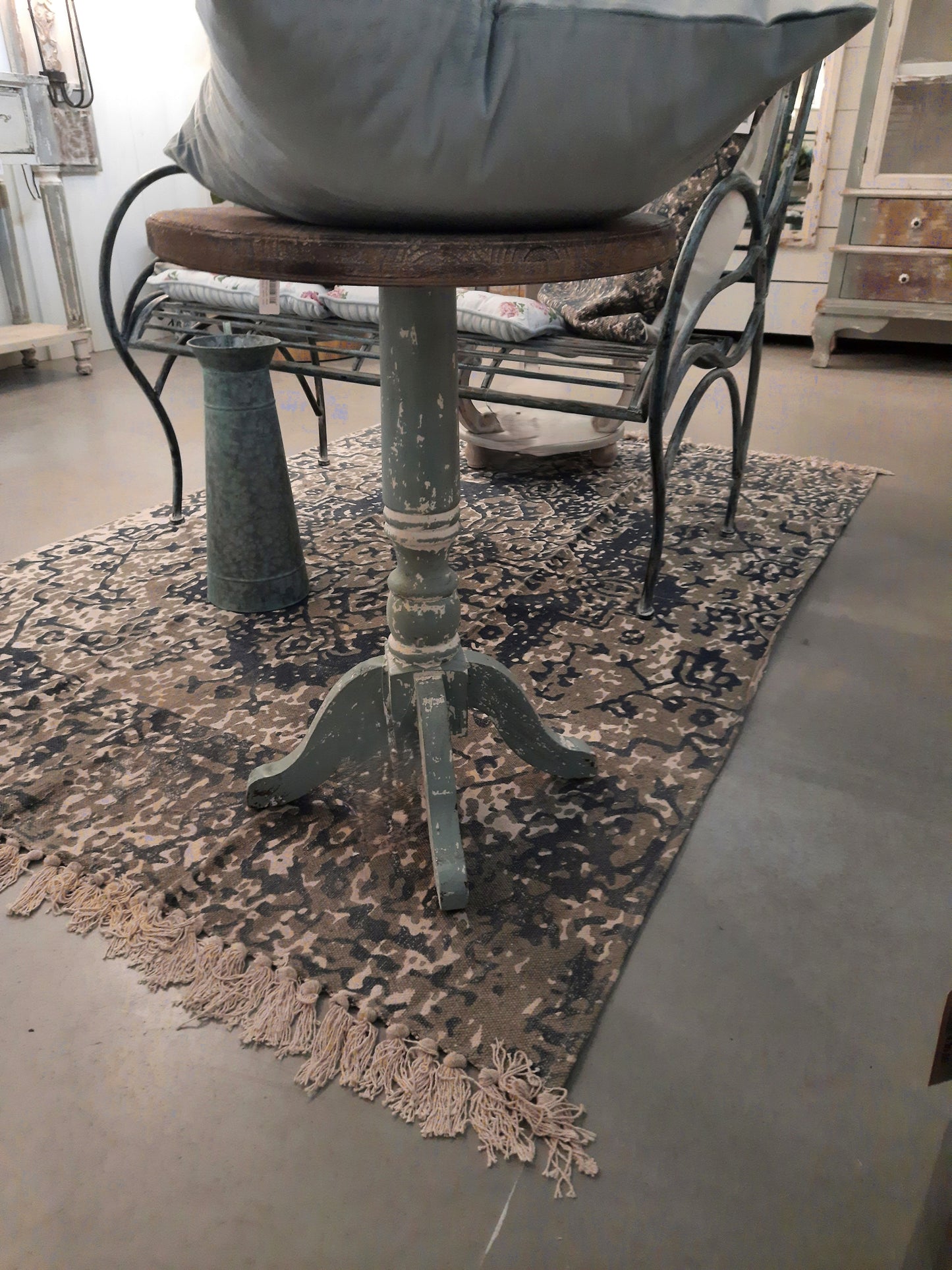 Tavolino rotondo in legno grigio-blu, Ø 48x65 cm