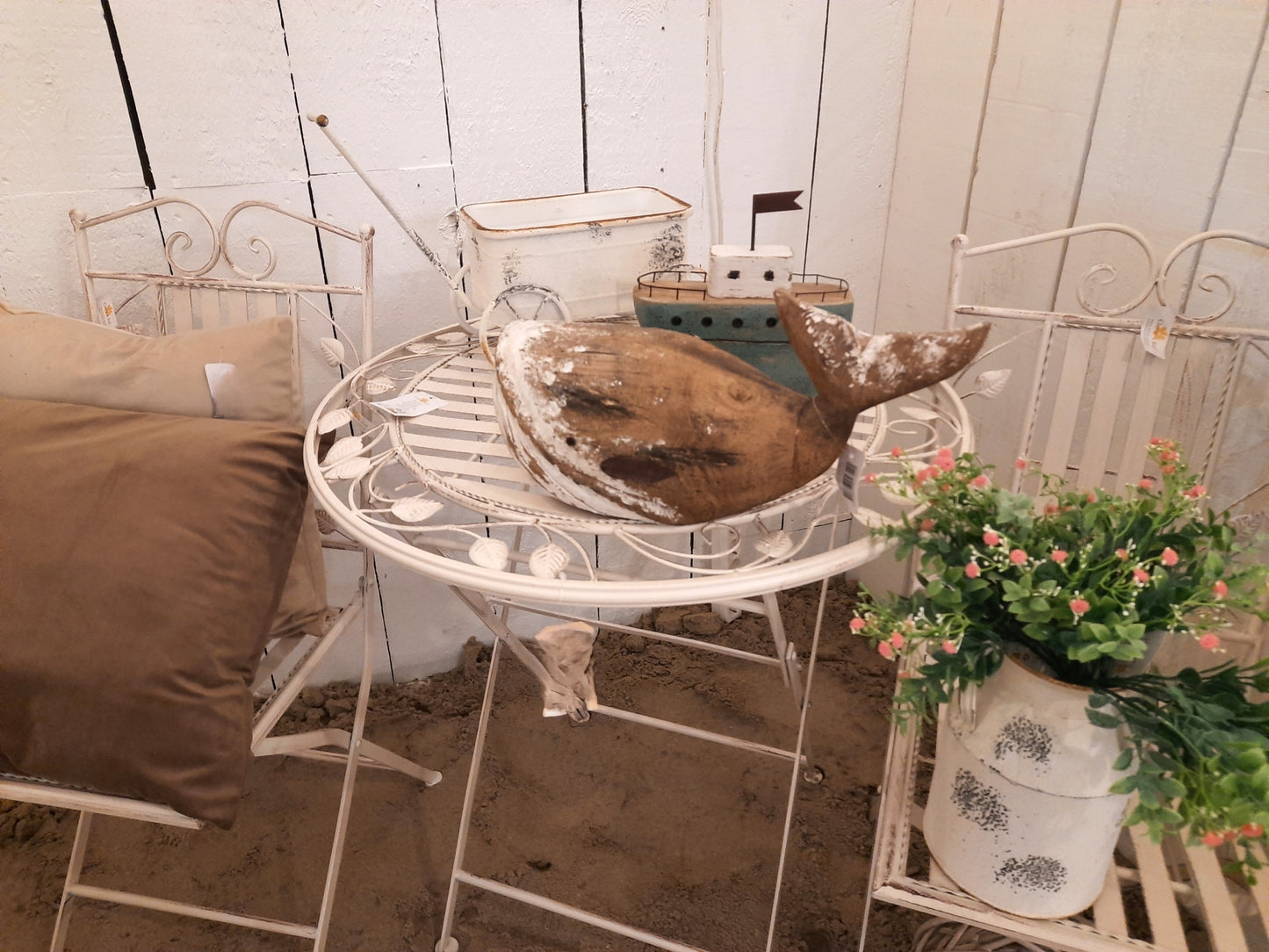 Grande balena in legno marrone e bianco, decorazione estiva marittima
