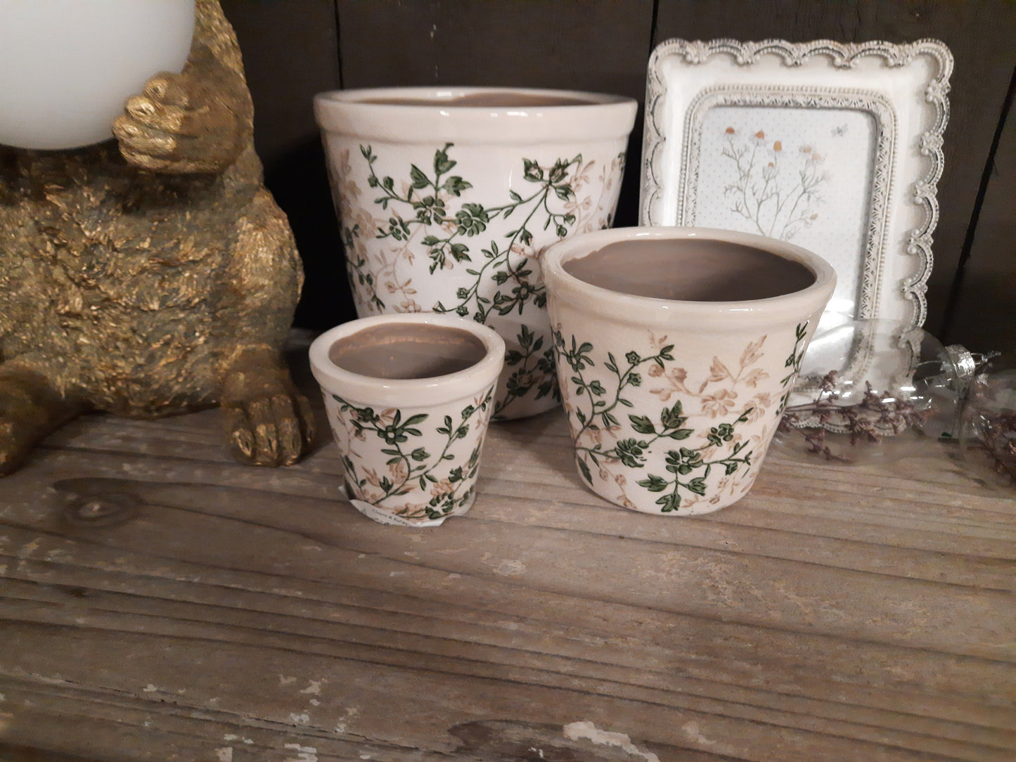 Blumentopf / Übertopf aus Keramik in Grün-Beige für Innen mit Rankenmotiv