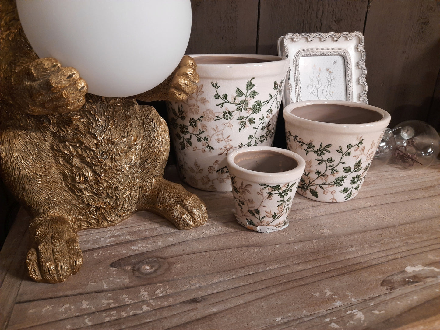 Blumentopf / Übertopf aus Keramik in Grün-Beige für Innen mit Rankenmotiv