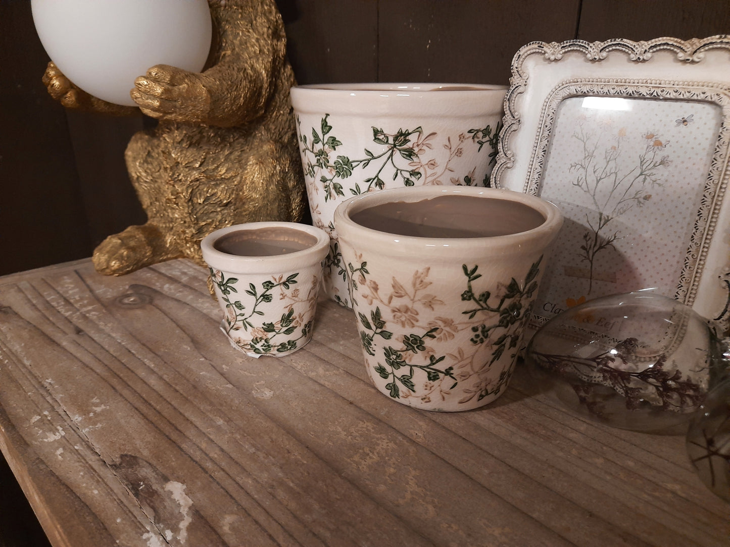 Blumentopf / Übertopf aus Keramik in Grün-Beige für Innen mit Rankenmotiv
