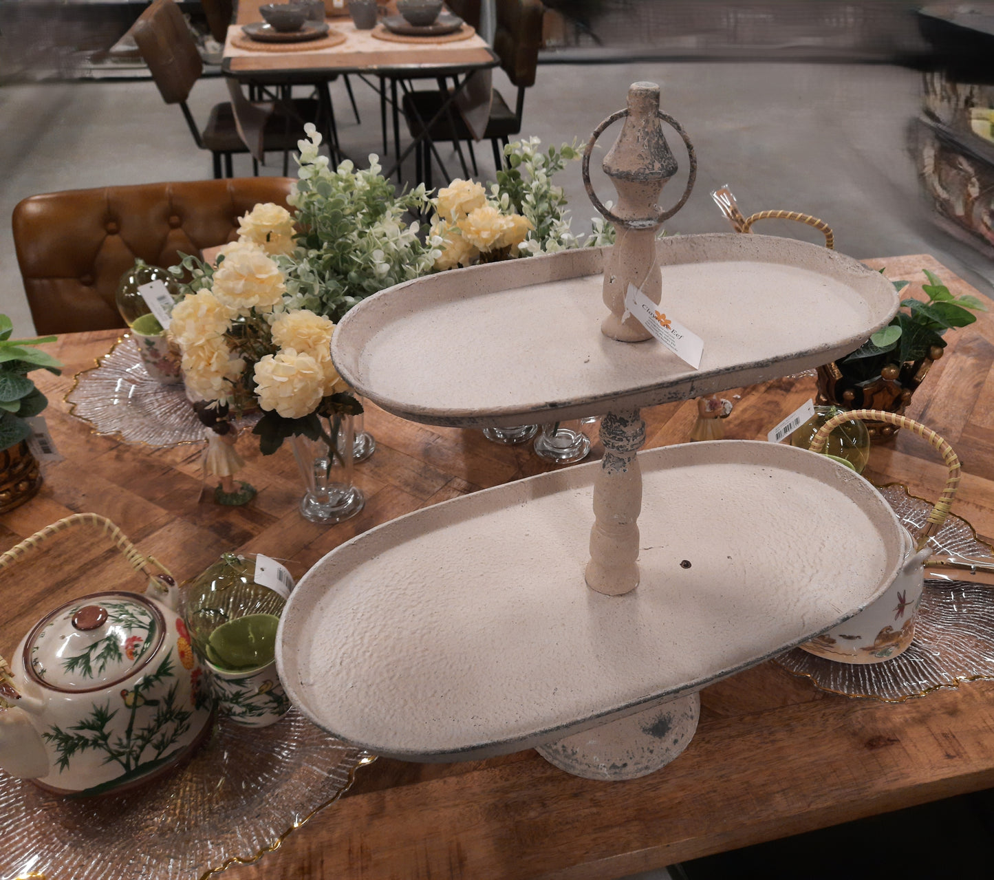 Etagere ovale Shabby Chic a due ripiani in metallo color beige