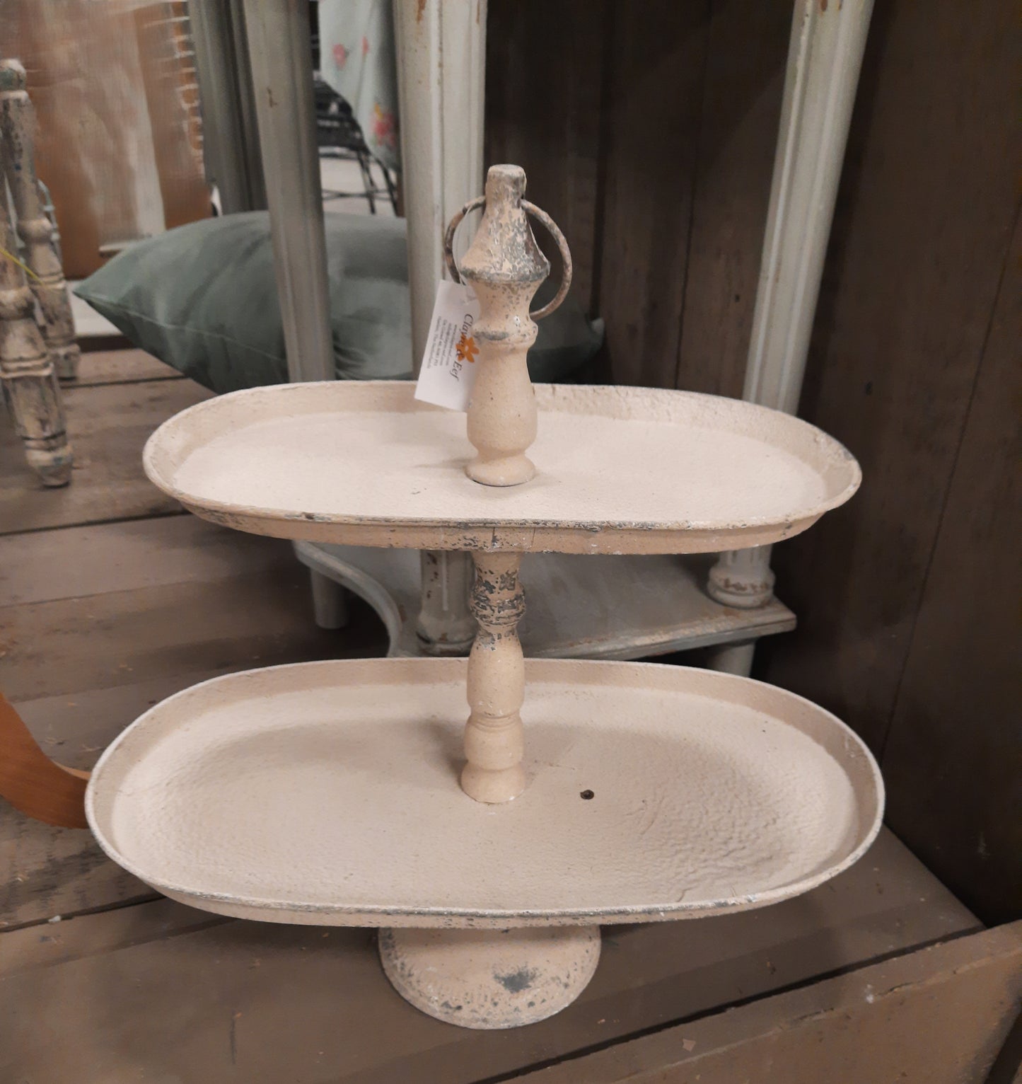 Etagere ovale Shabby Chic a due ripiani in metallo color beige