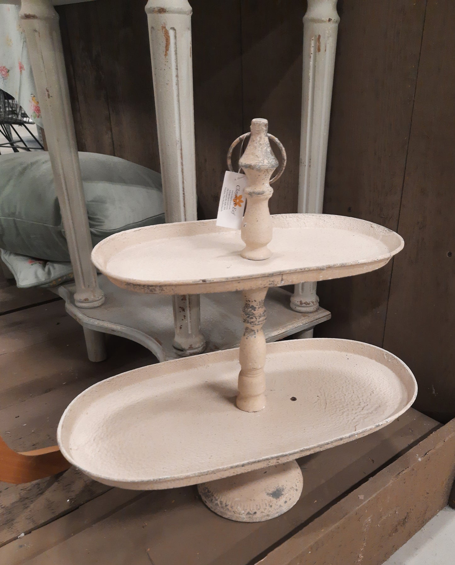 Etagere ovale Shabby Chic a due ripiani in metallo color beige