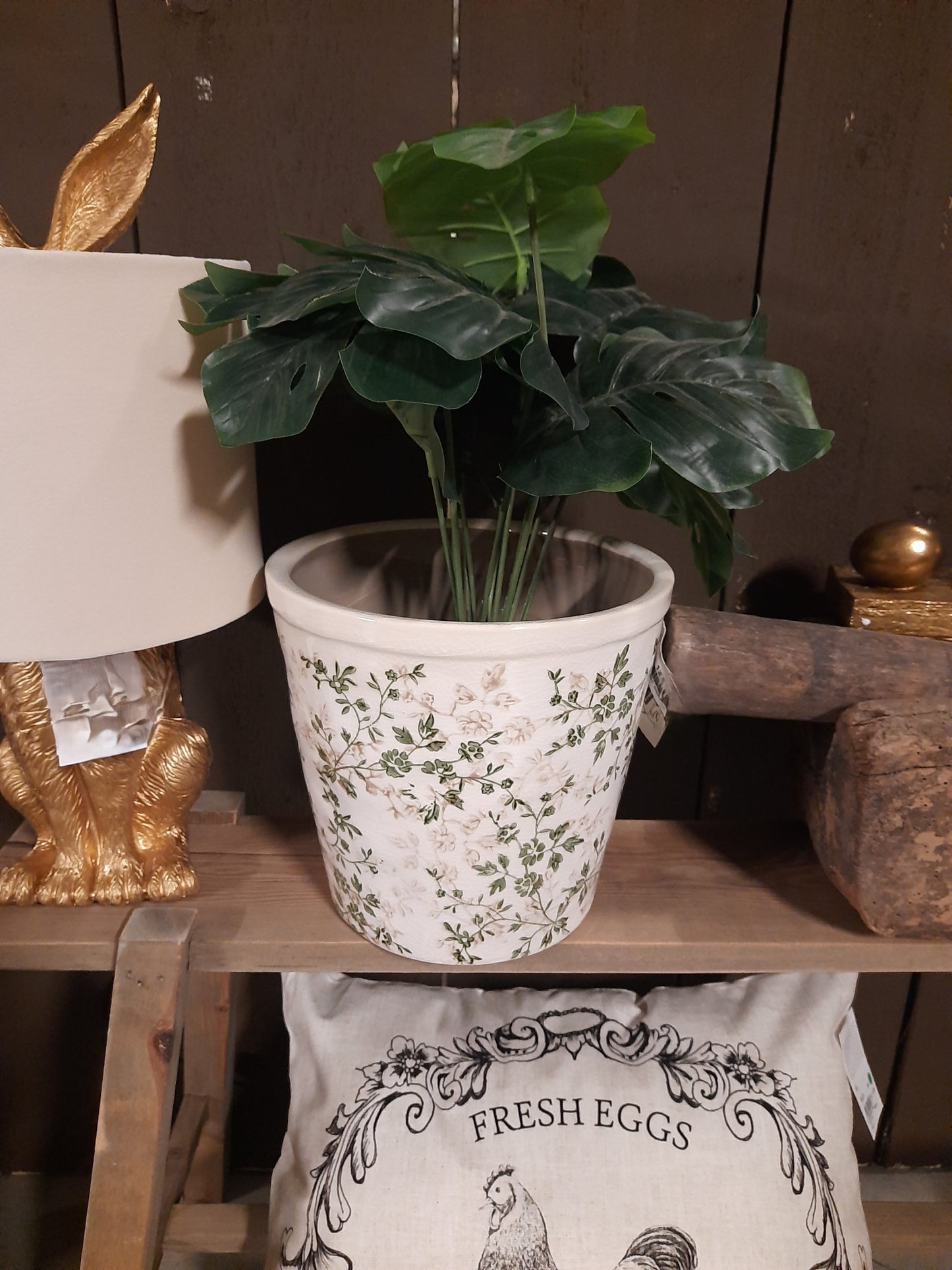 Blumentopf / Übertopf aus Keramik in Grün-Beige für Innen mit Rankenmotiv
