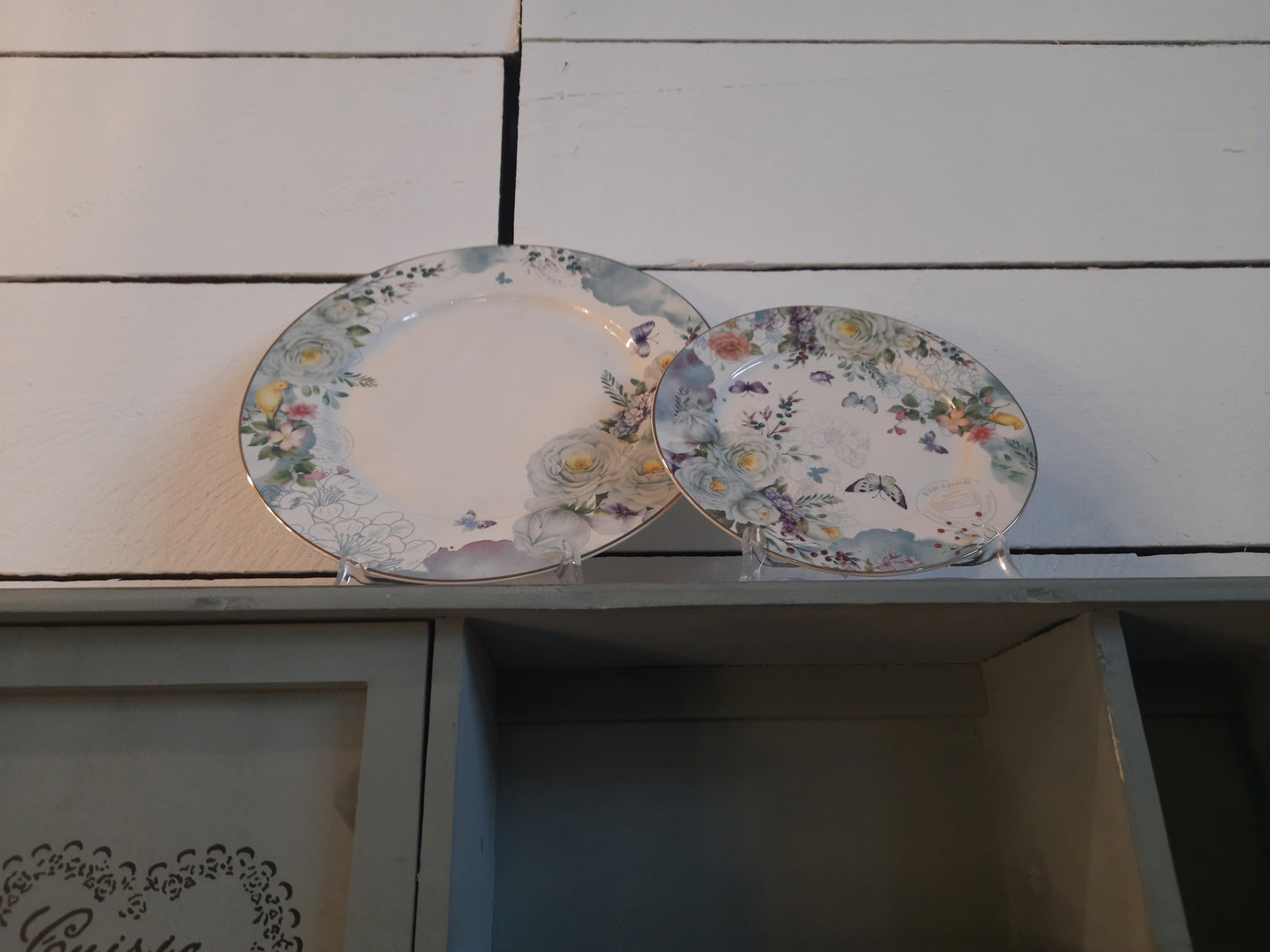 Stoviglie in porcellana, fiori e farfalle pastello blu-bianco, mix & match