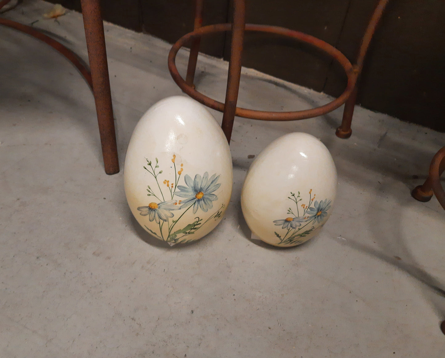 Decorazione primaverile, uovo in terracotta dipinto con fiori