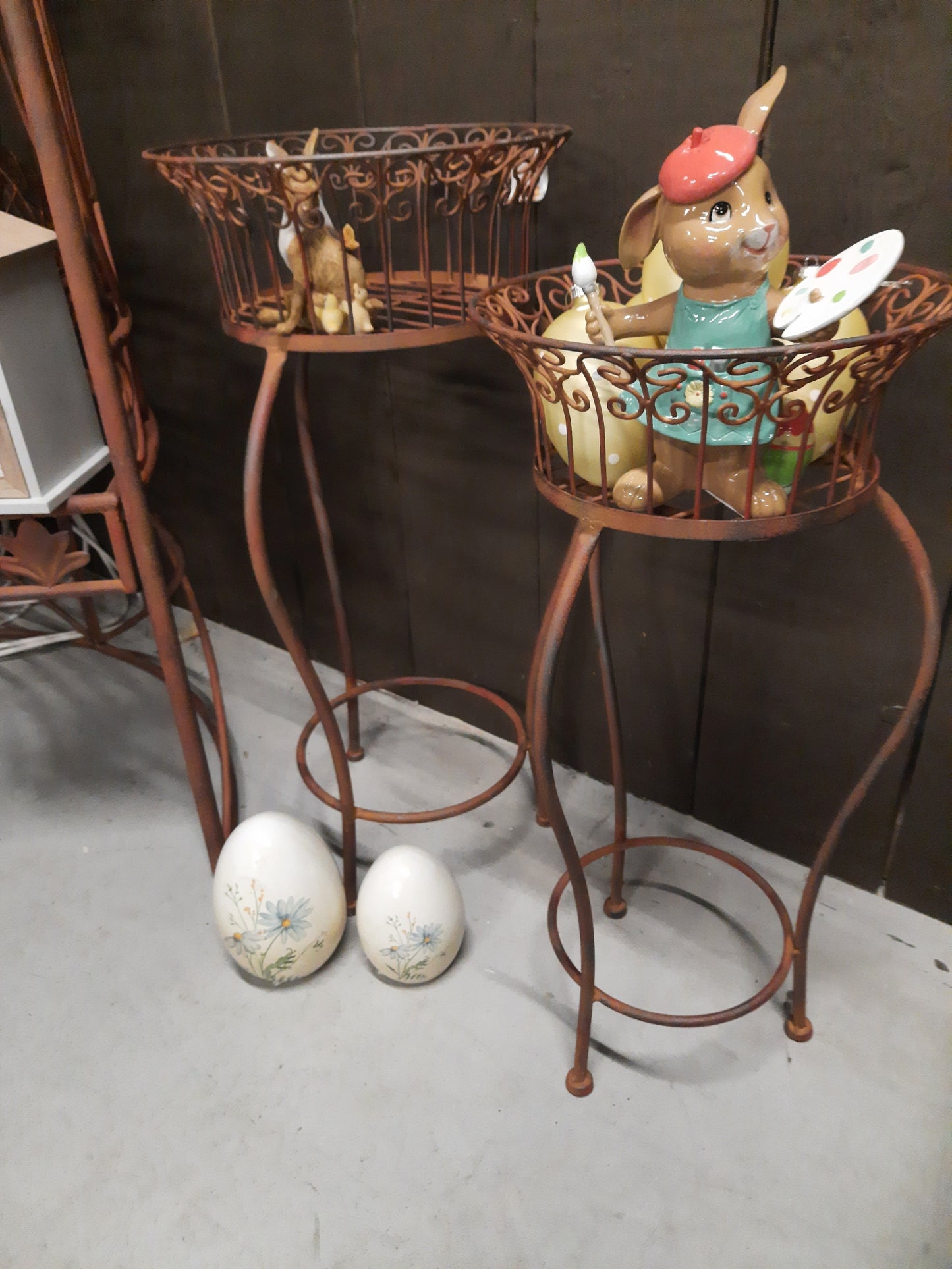 Decorazione primaverile, uovo in terracotta dipinto con fiori