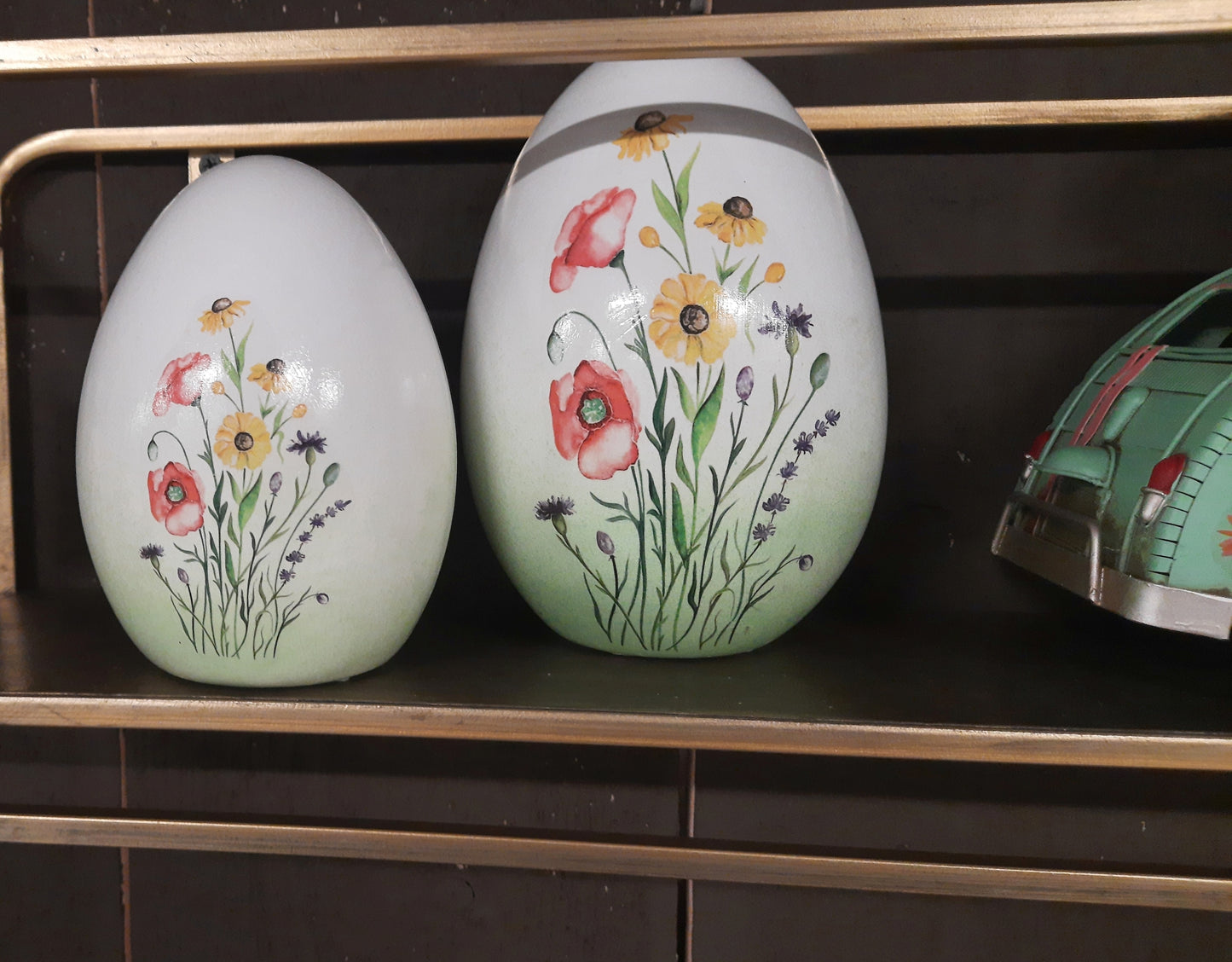 Decorazione primaverile, uovo in terracotta dipinto con fiori