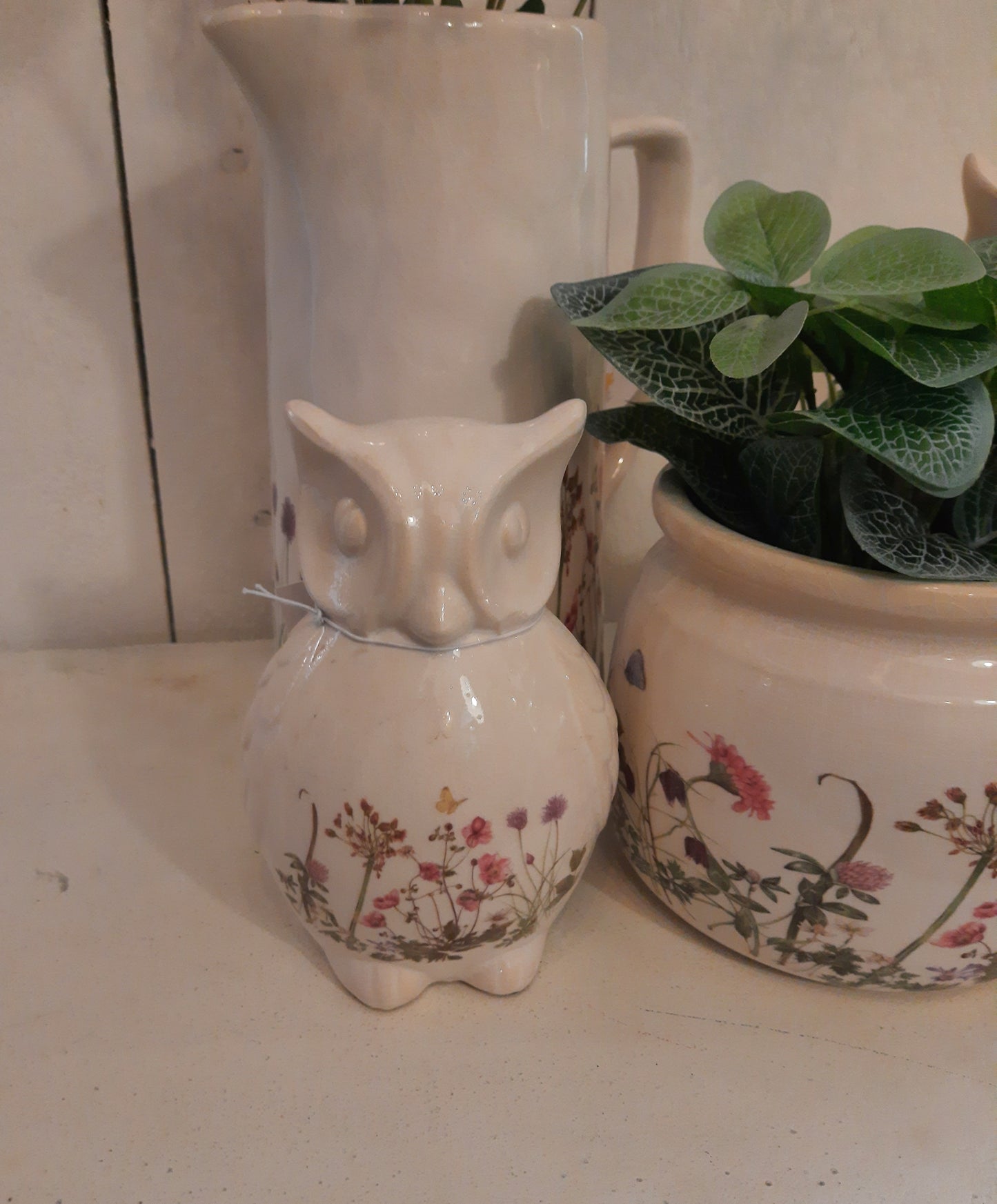 Simpatico gufo in ceramica beige con motivo di prato primaverile