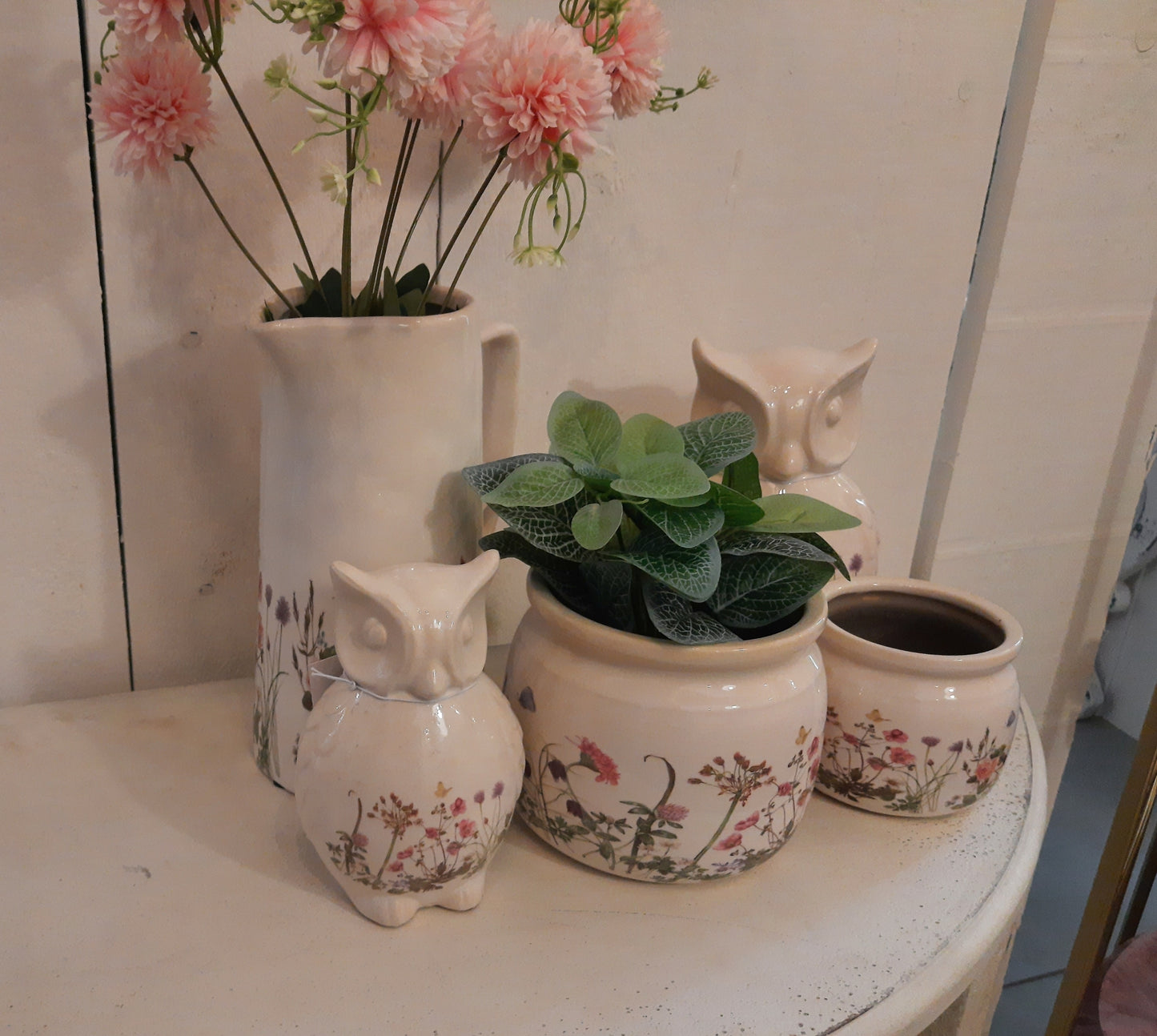 Simpatico gufo in ceramica beige con motivo di prato primaverile