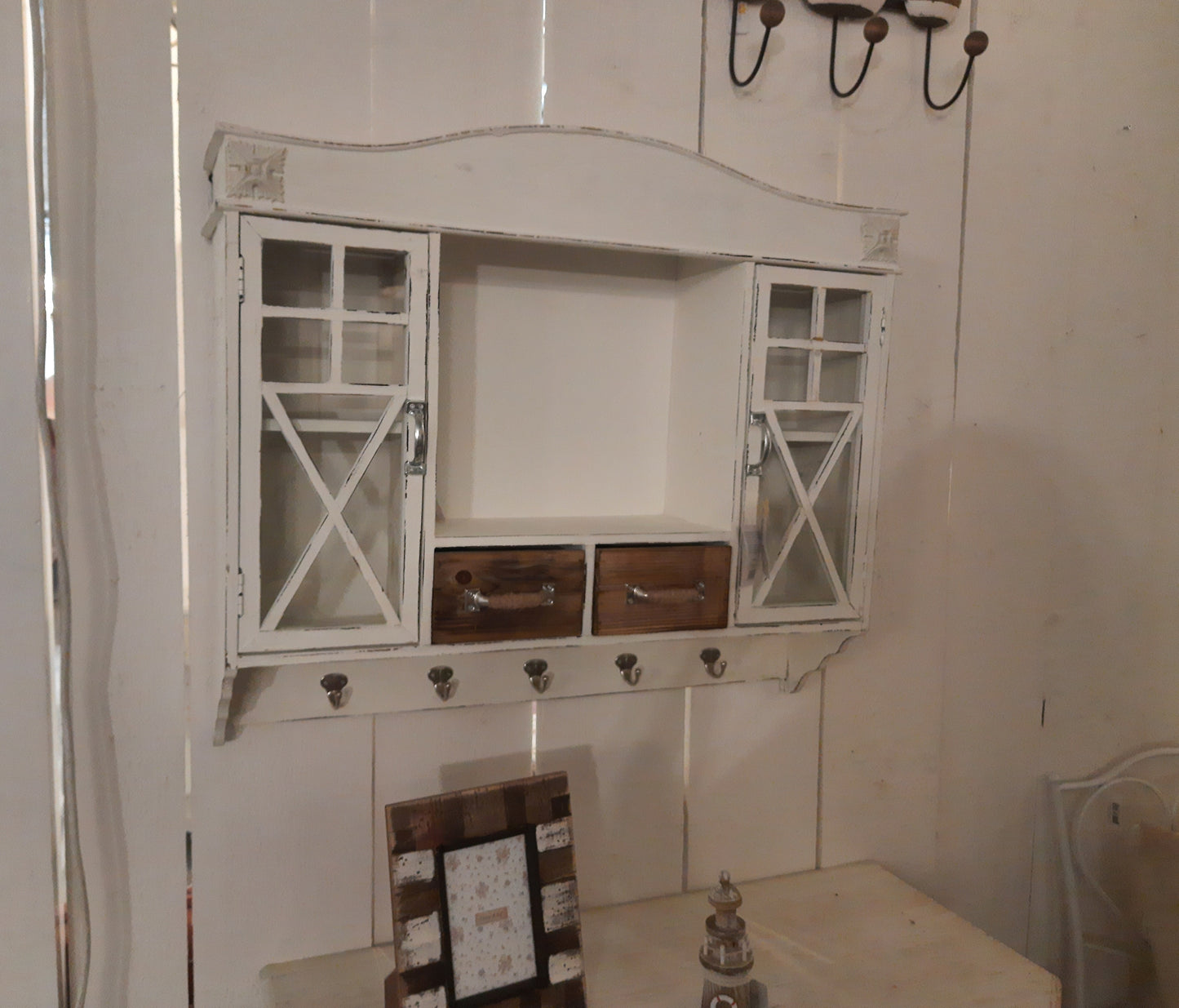 Mobiletto da parete in legno bianco con cassetti e ganci in stile country