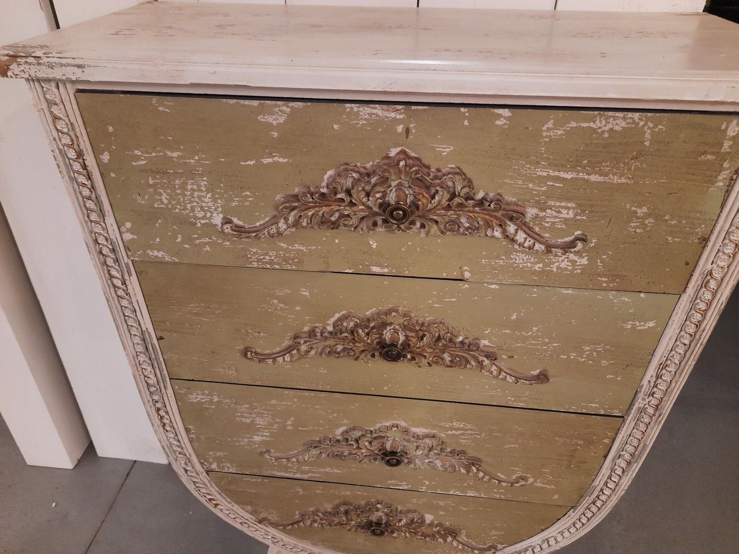 Cassettiera in legno bianco e verde