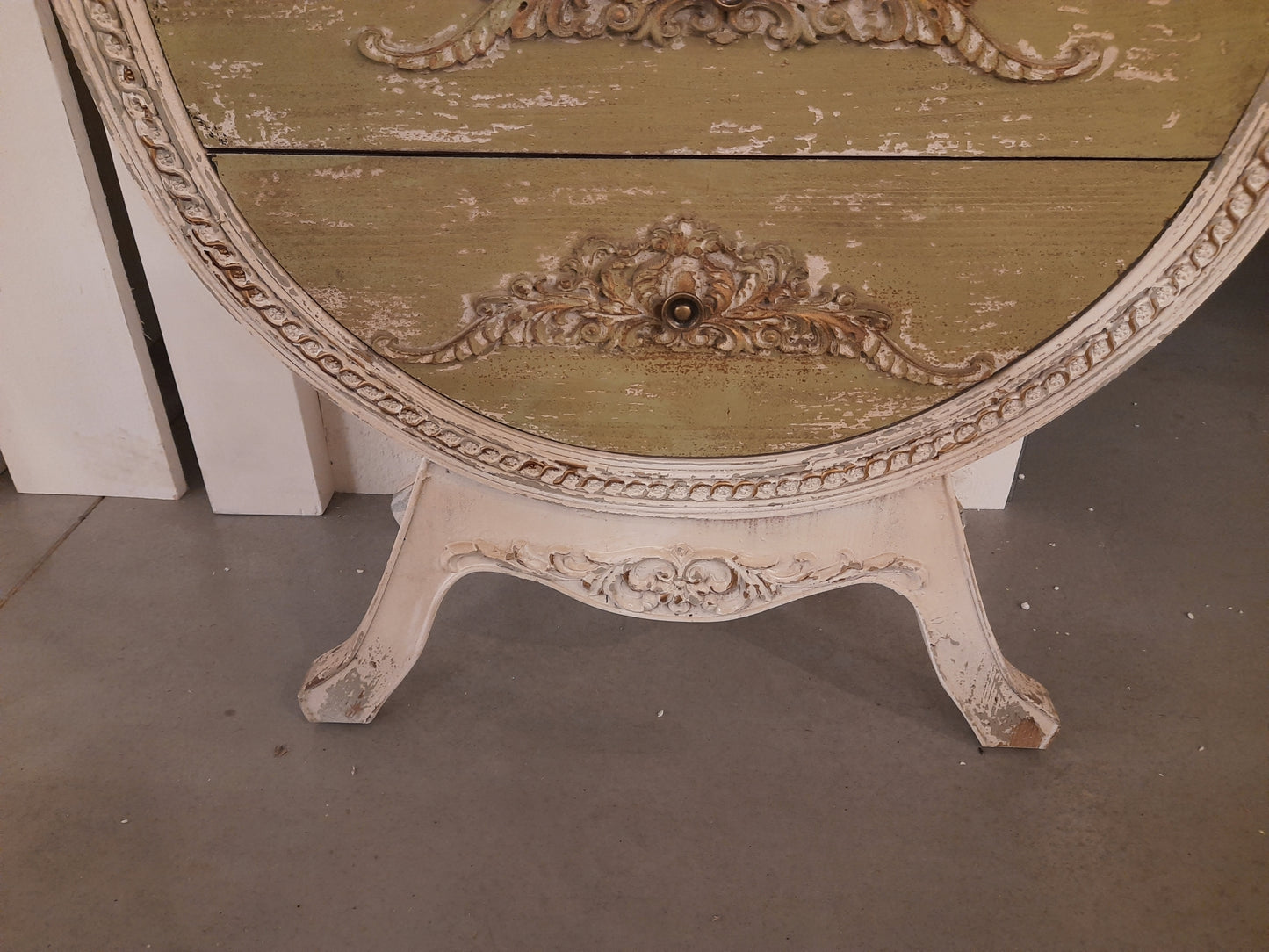 Cassettiera in legno bianco e verde