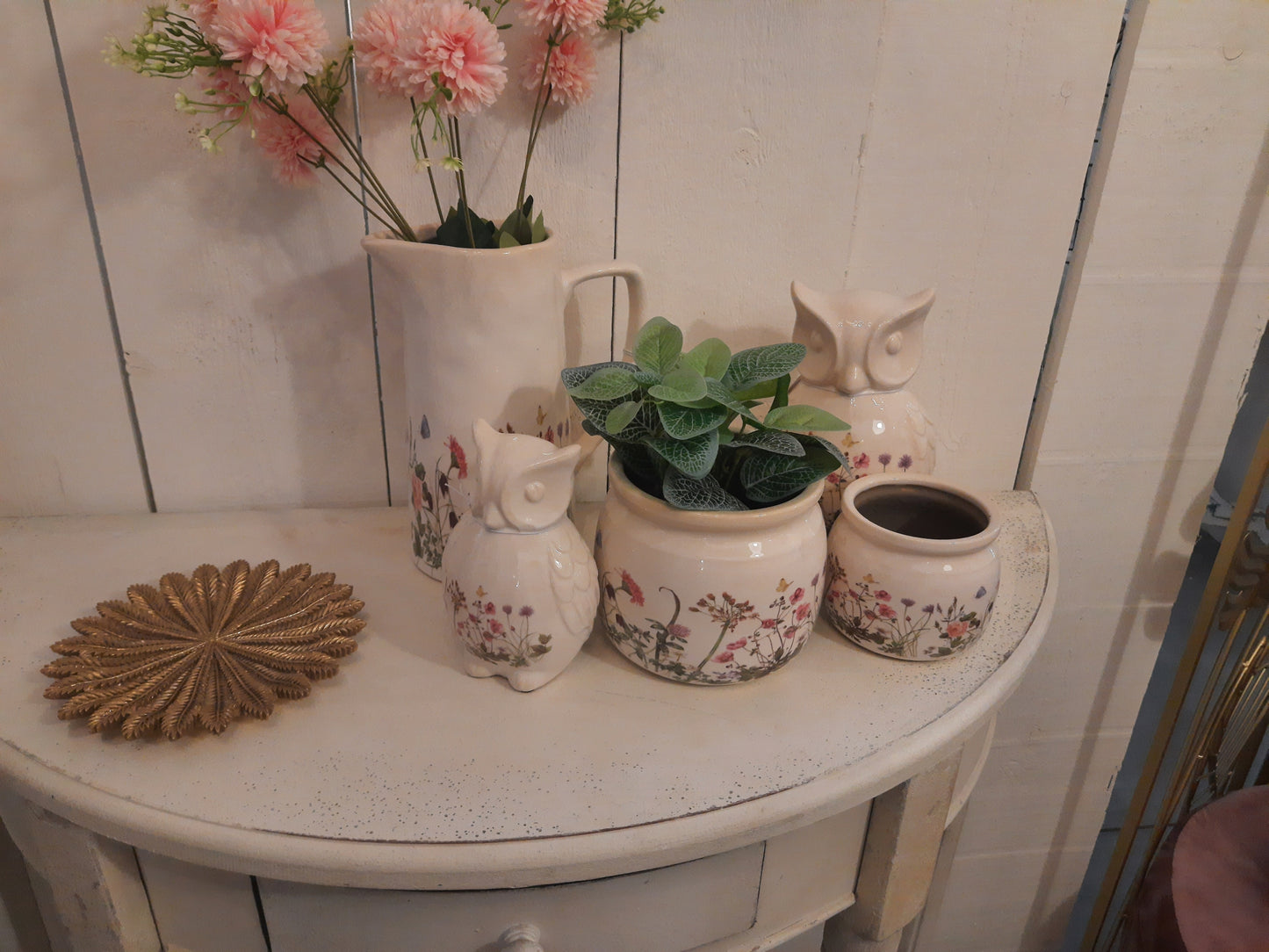 Simpatico gufo in ceramica beige con motivo di prato primaverile