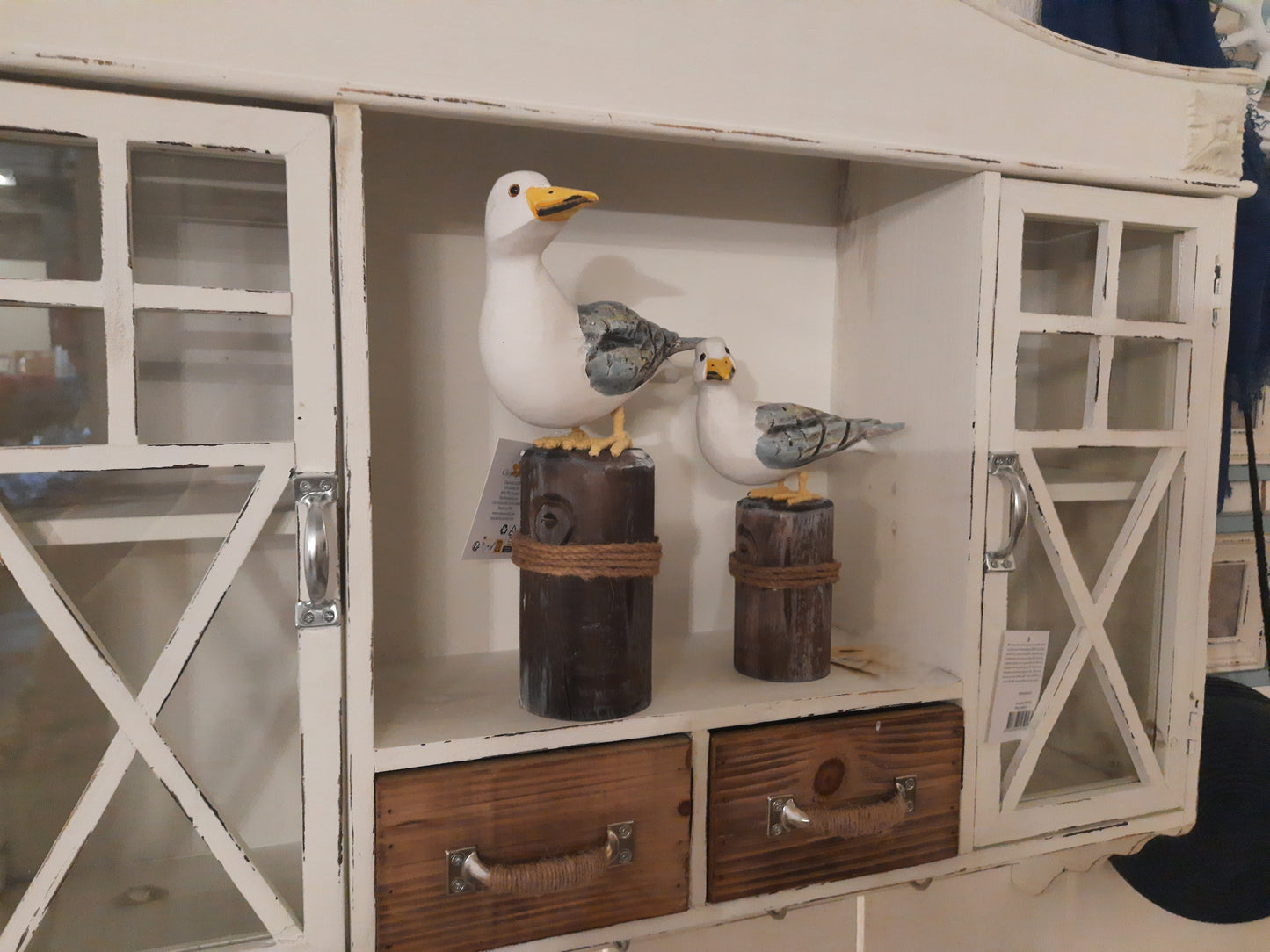 Mobiletto da parete in legno bianco con cassetti e ganci in stile country
