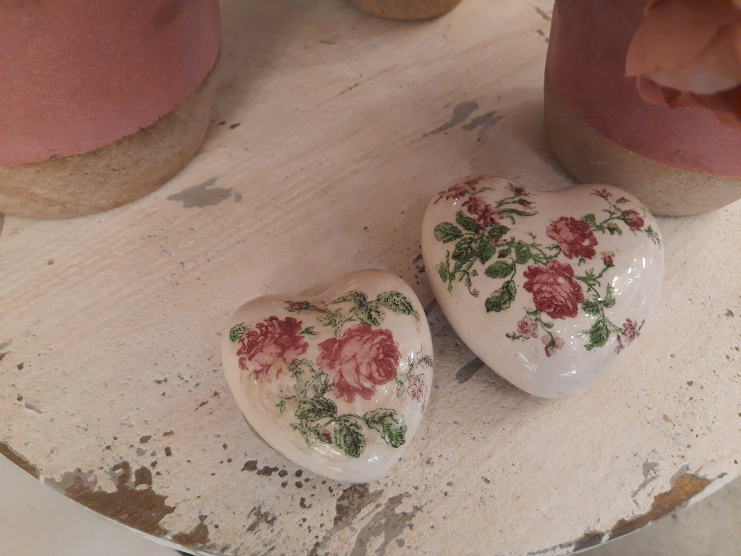 Cuore decorativo in ceramica con motivo a rosa vintage