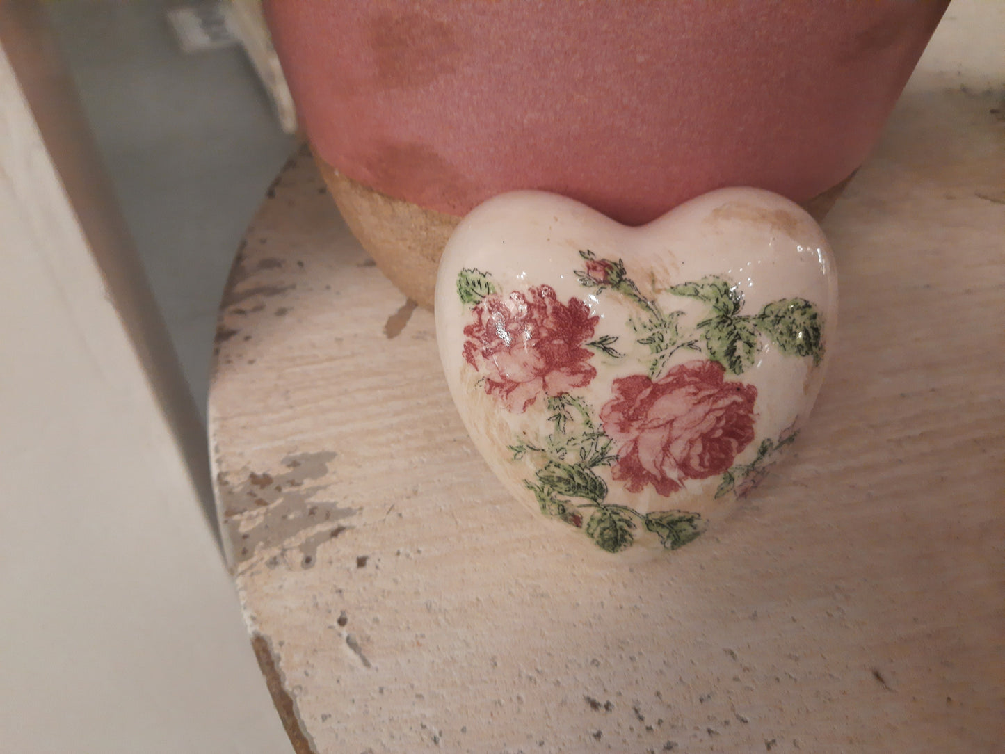Cuore decorativo in ceramica con motivo a rosa vintage