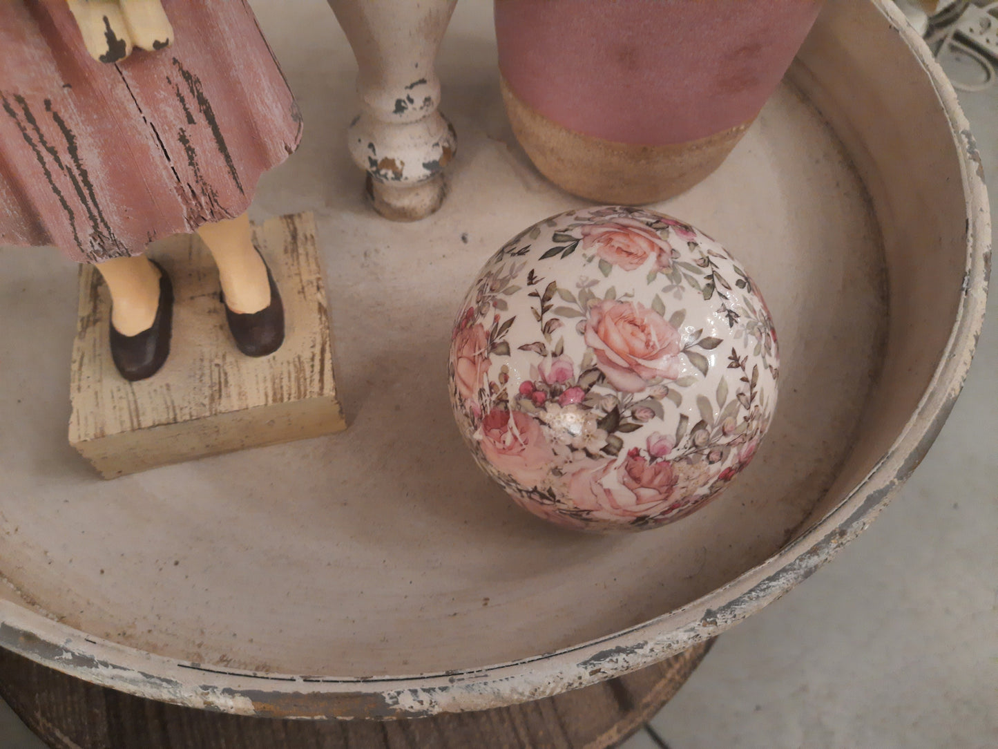 Decorative ball with rose motif