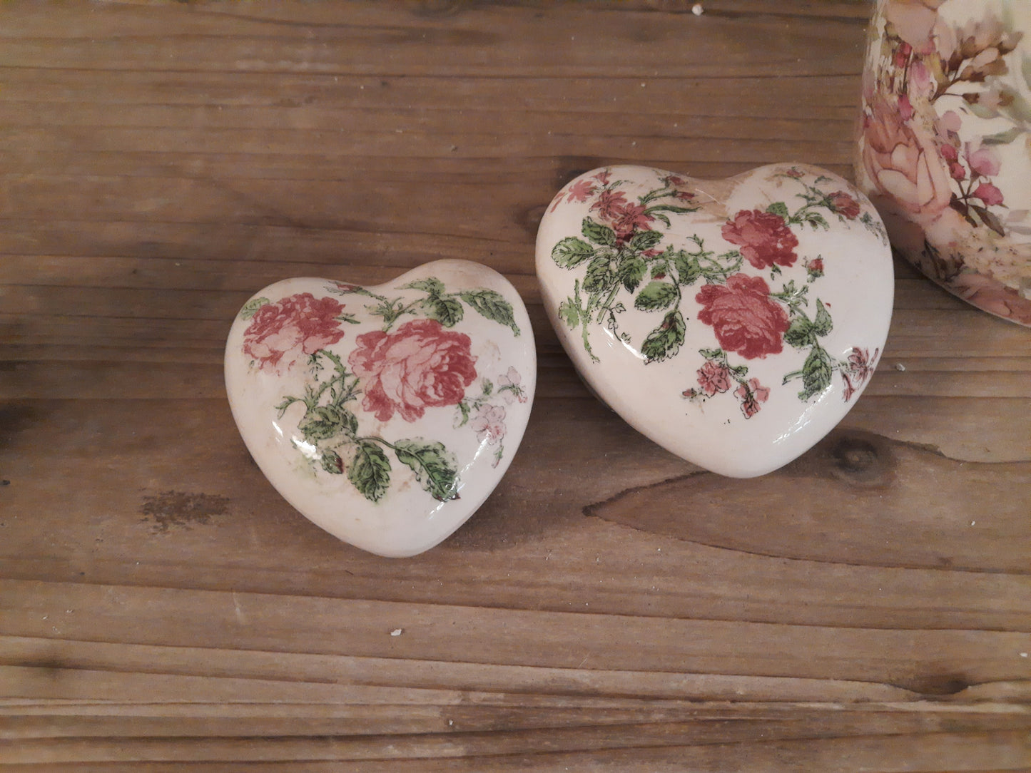 Cuore decorativo in ceramica con motivo a rosa vintage