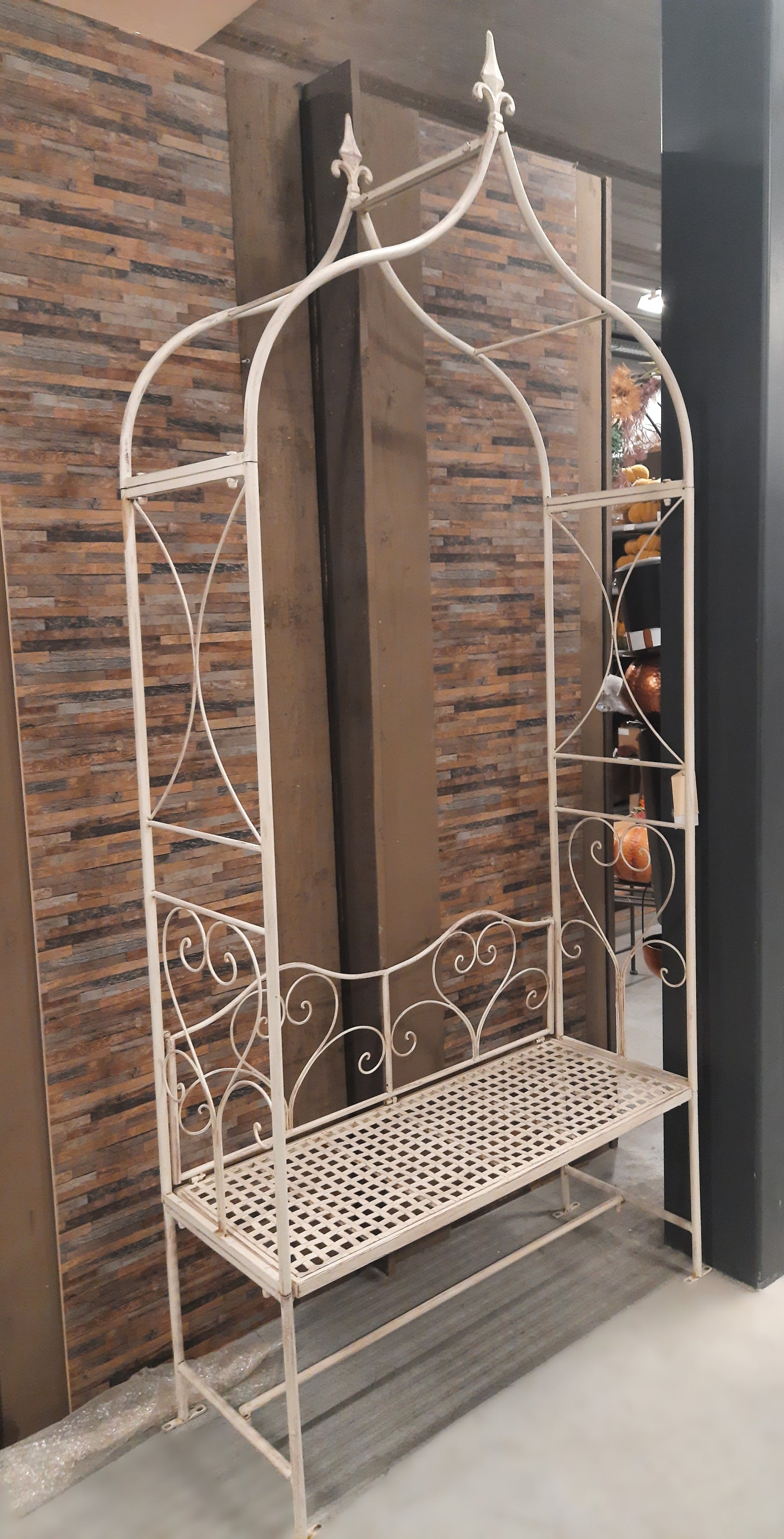 Arco per rose con panca in ferro beige in stile rustico