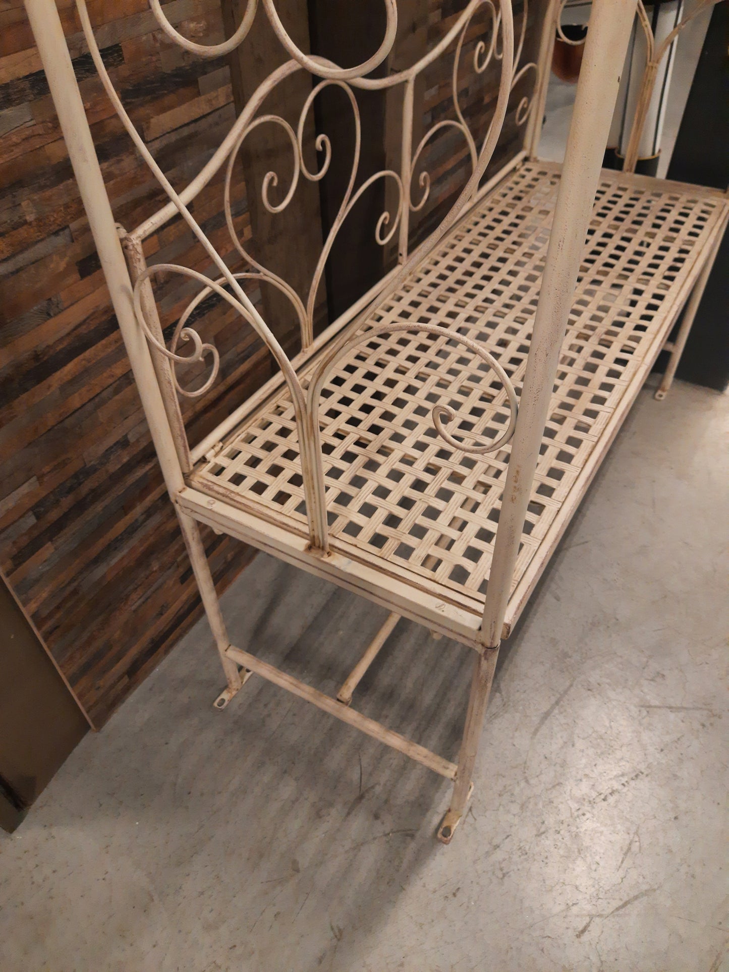 Arco per rose con panca in ferro beige in stile rustico