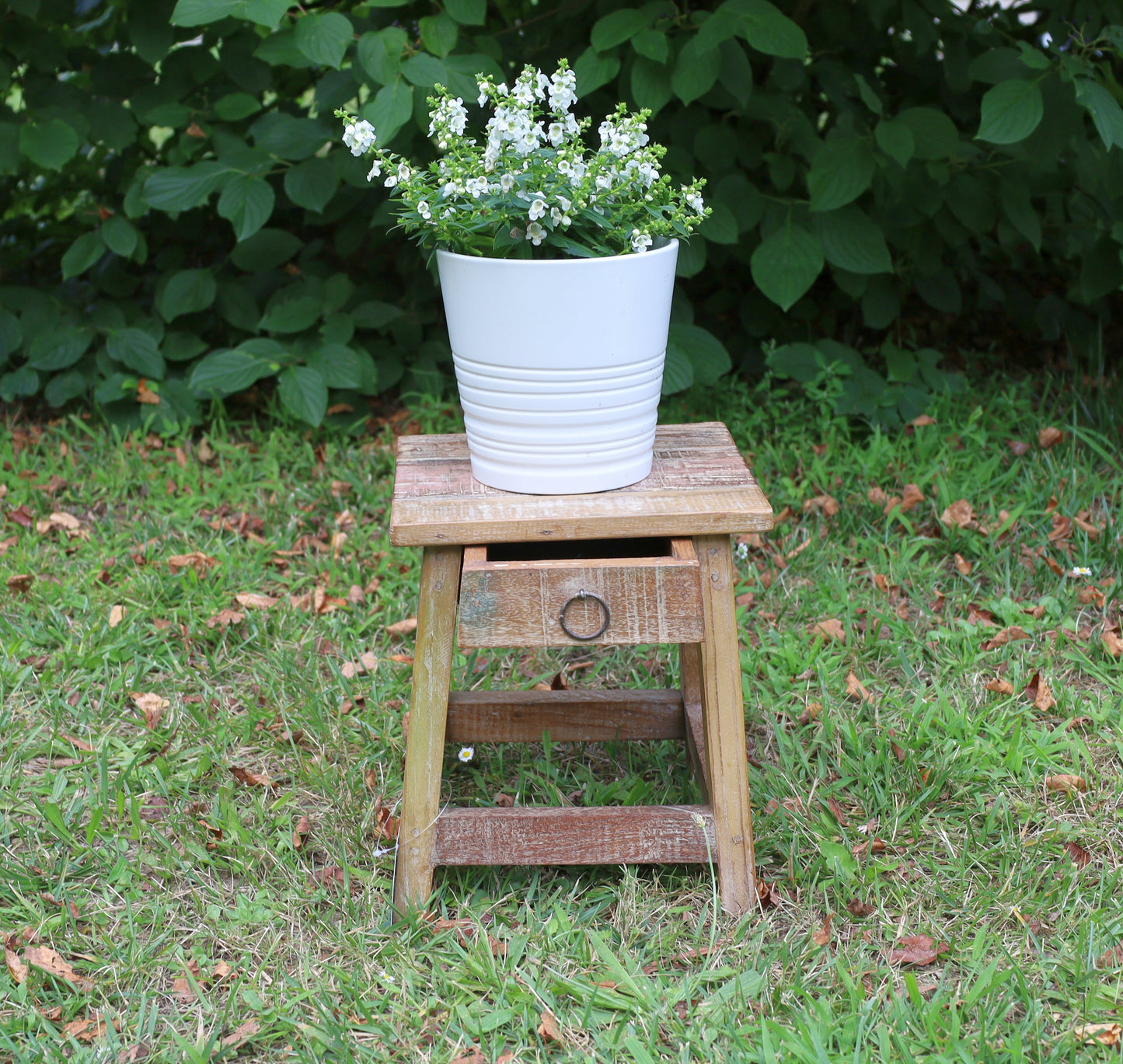 Blumenständer / Beistelltischchen aus Altholz