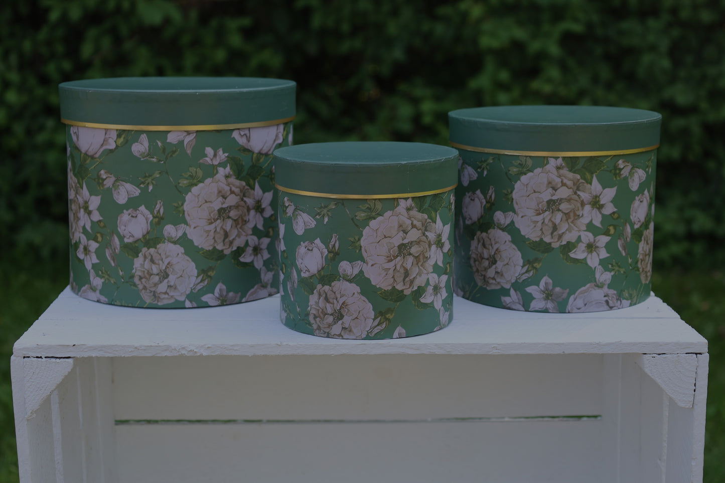 Runde Schachteln aus Pappe mit Blumenmotiv in grün, 3er Set