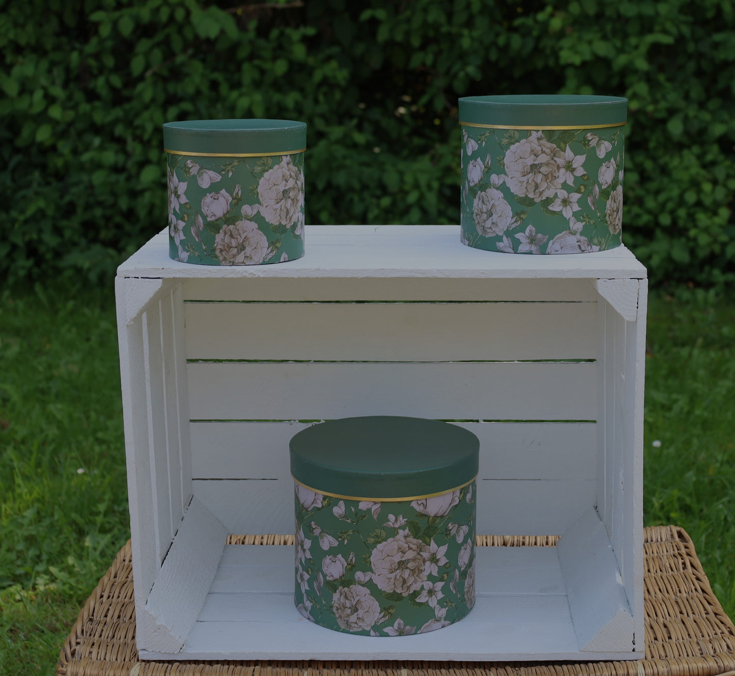 Runde Schachteln aus Pappe mit Blumenmotiv in grün, 3er Set