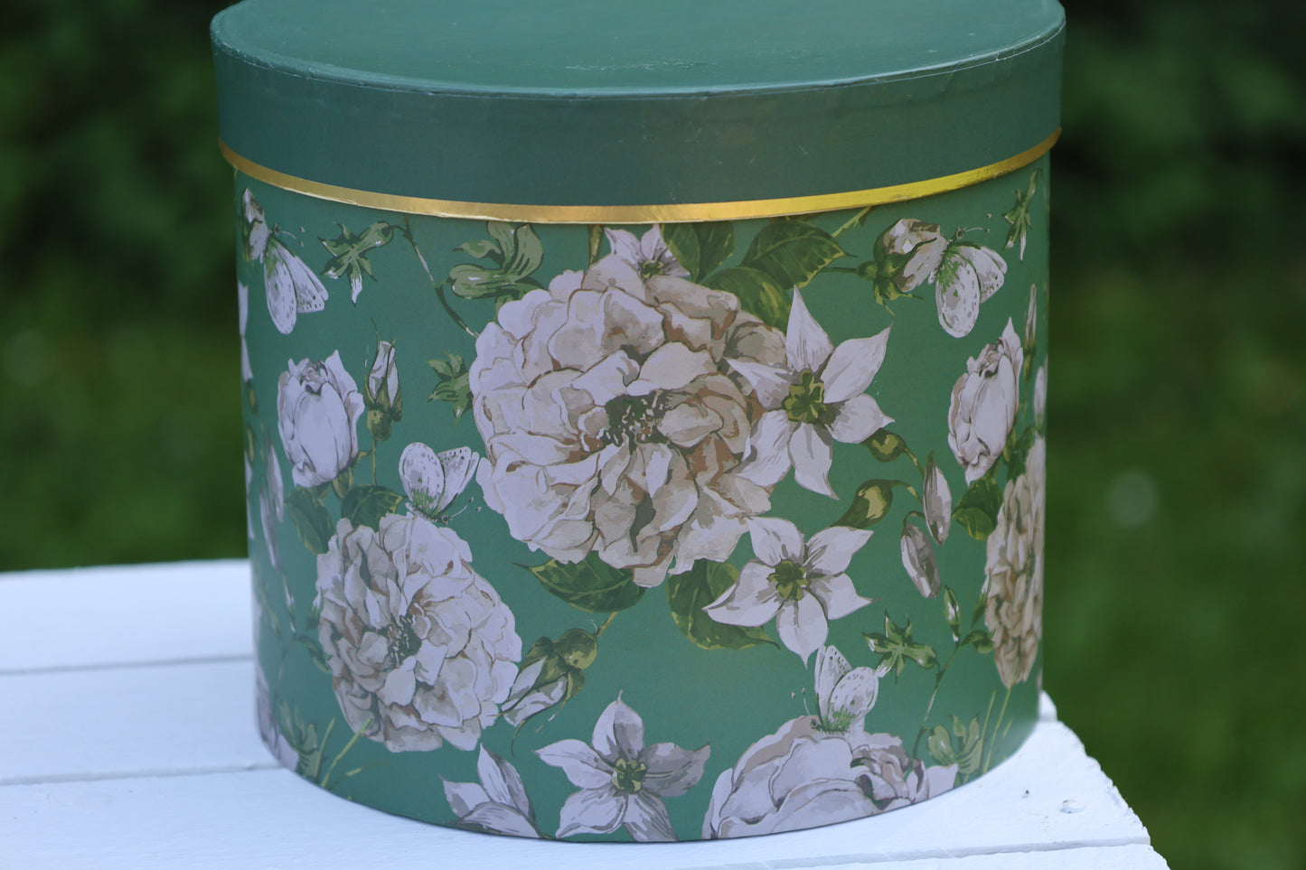 Runde Schachteln aus Pappe mit Blumenmotiv in grün, 3er Set