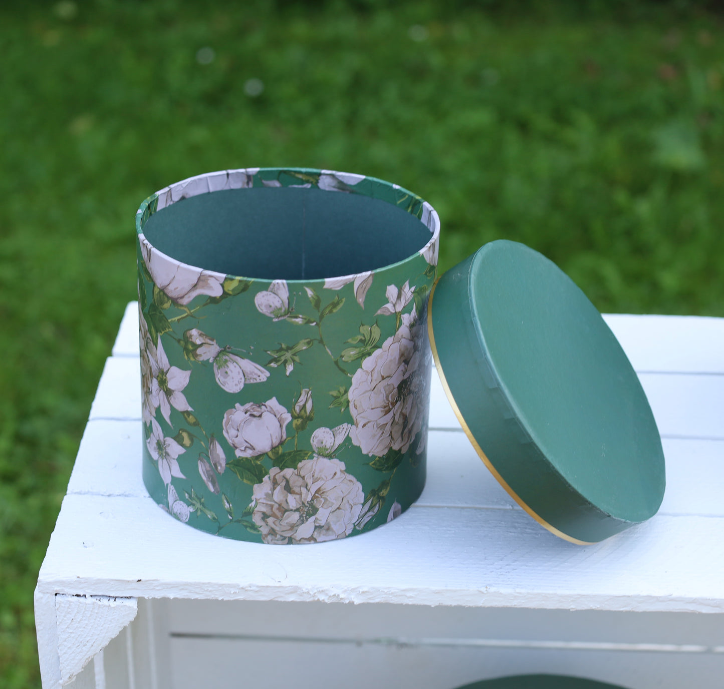 Runde Schachteln aus Pappe mit Blumenmotiv in grün, 3er Set