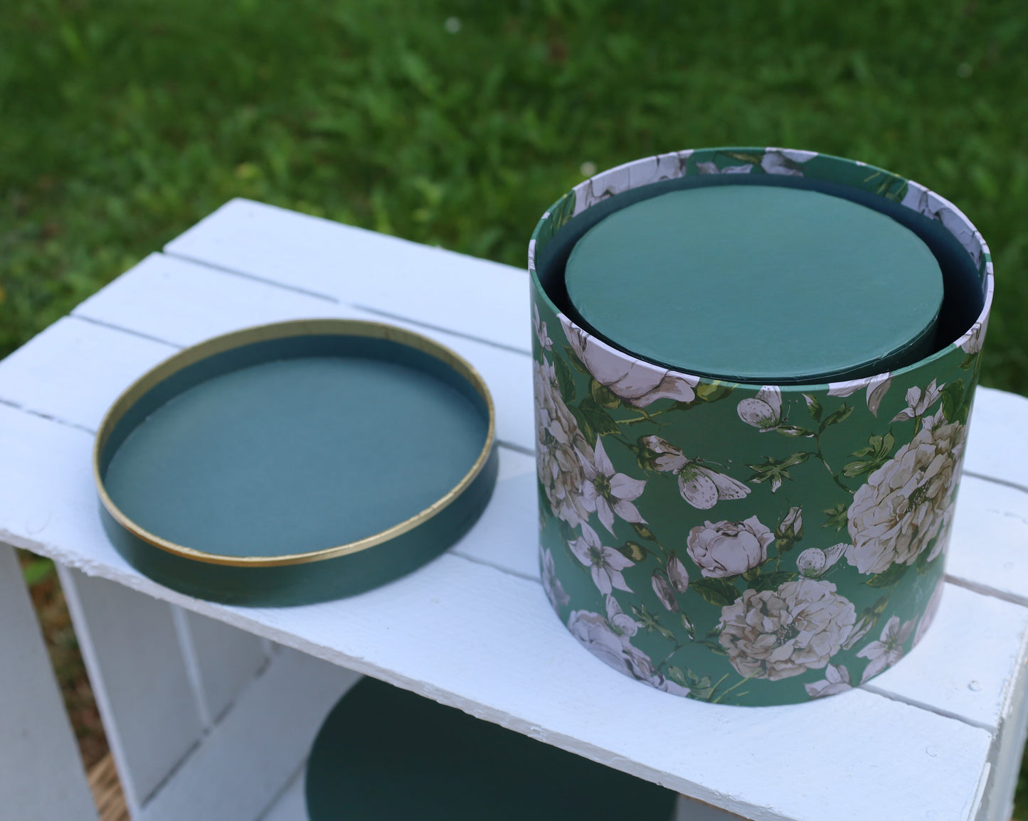 Runde Schachteln aus Pappe mit Blumenmotiv in grün, 3er Set