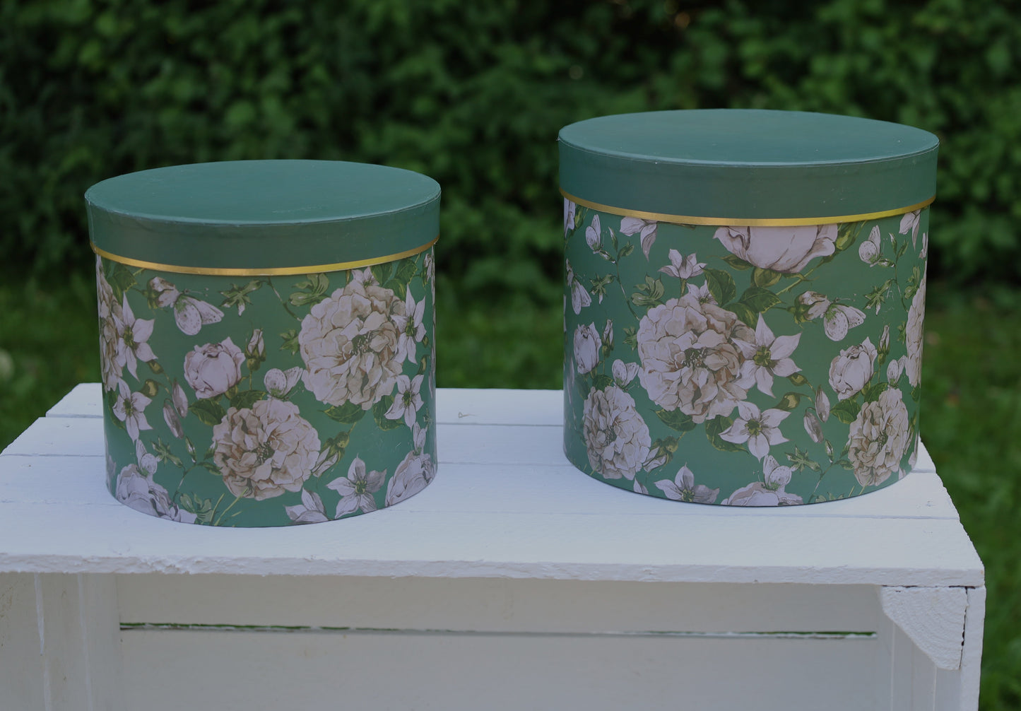 Runde Schachteln aus Pappe mit Blumenmotiv in grün, 3er Set
