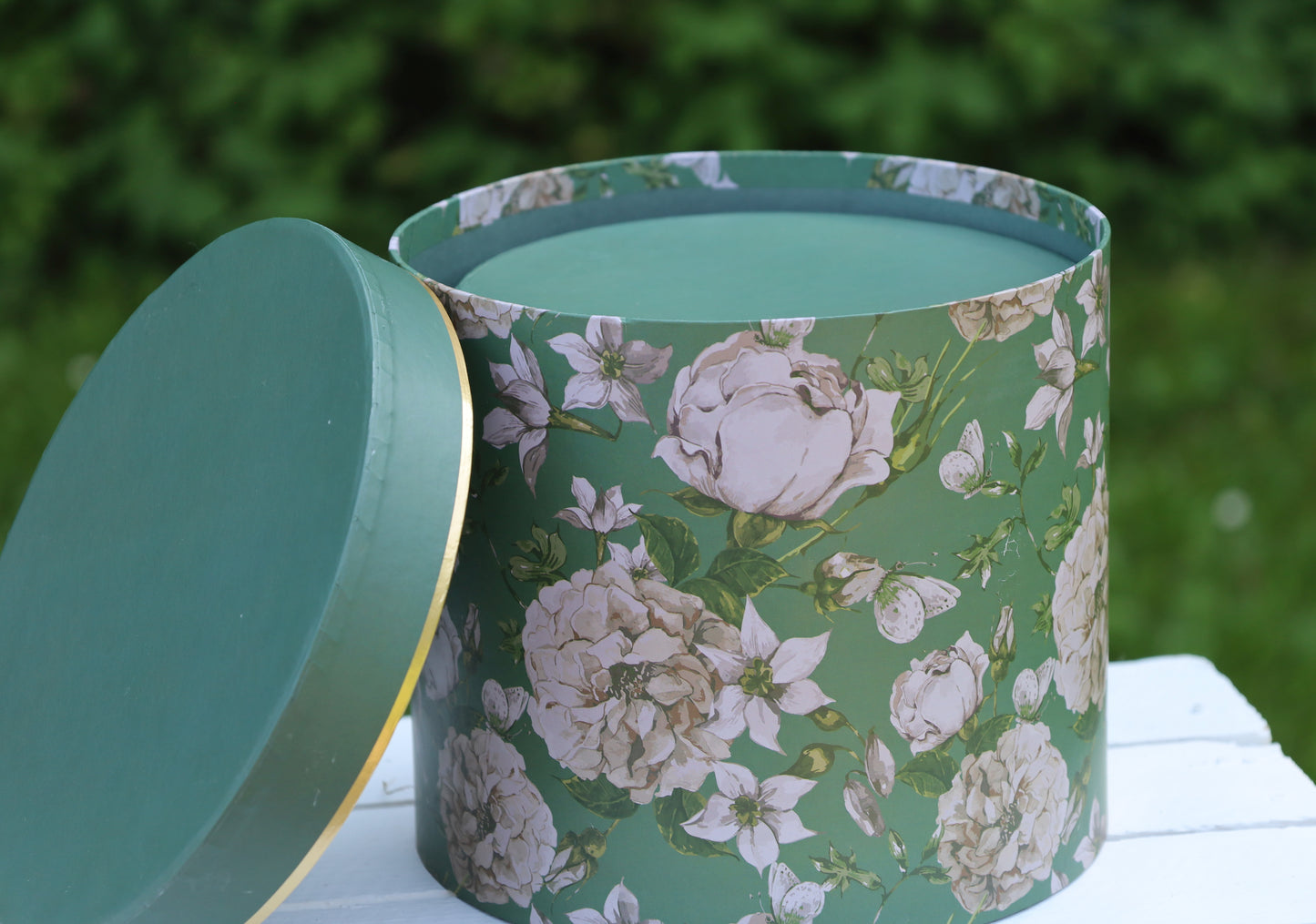 Runde Schachteln aus Pappe mit Blumenmotiv in grün, 3er Set