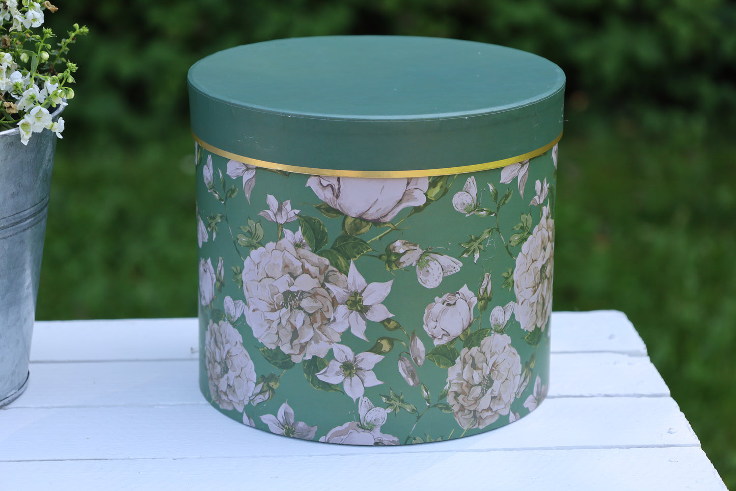 Runde Schachteln aus Pappe mit Blumenmotiv in grün, 3er Set