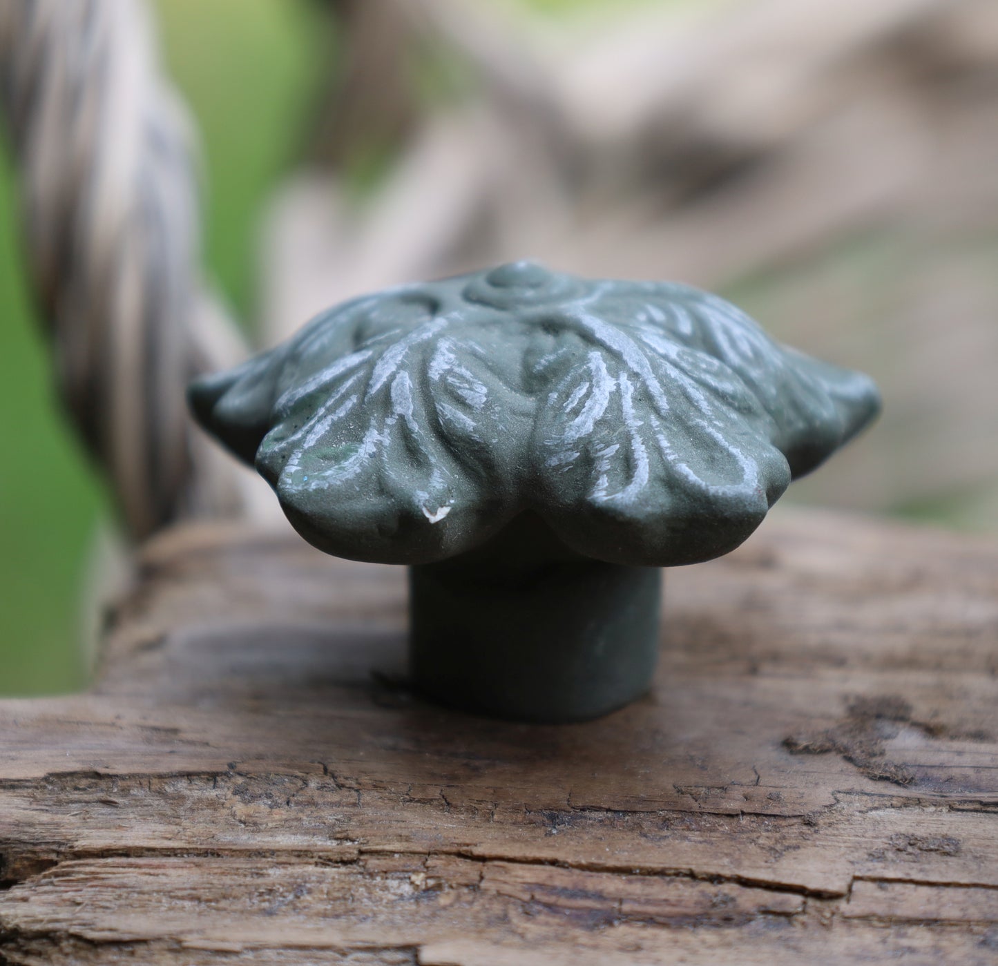 Pomello per mobili verde a forma di foglie