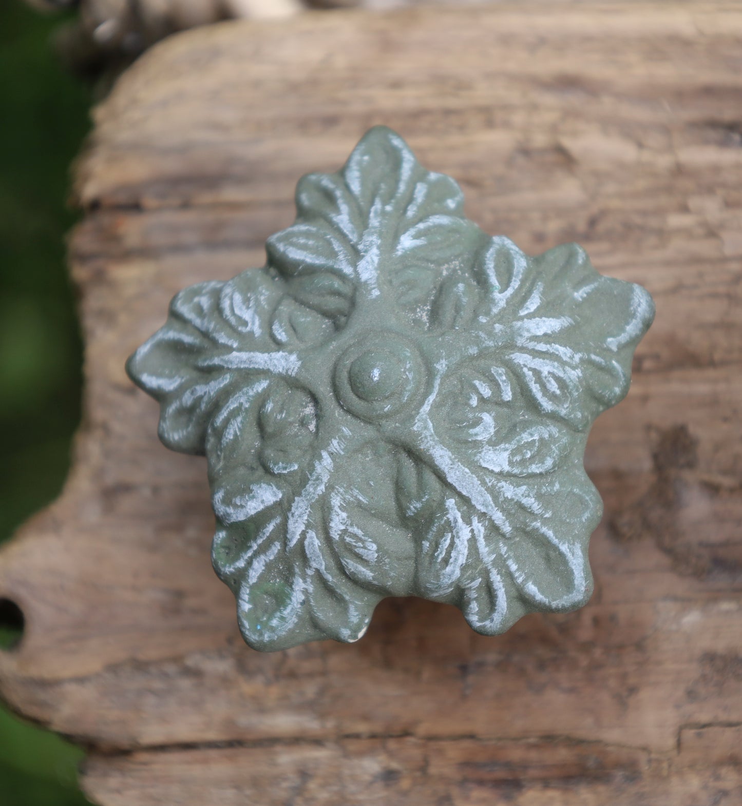 Pomello per mobili verde a forma di foglie