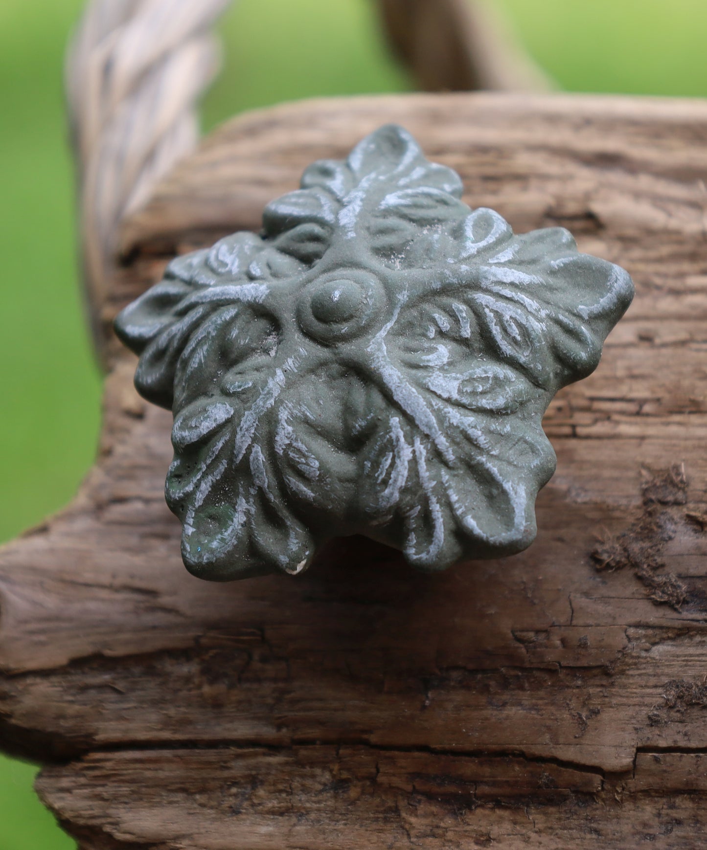 Pomello per mobili verde a forma di foglie