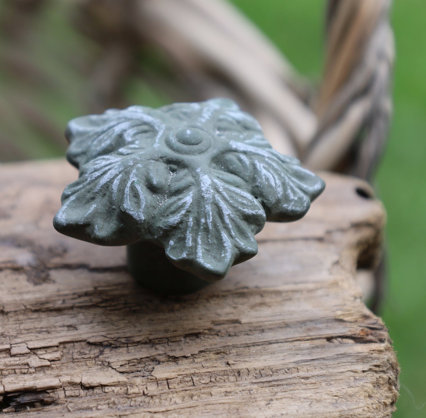 Pomello per mobili verde a forma di foglie