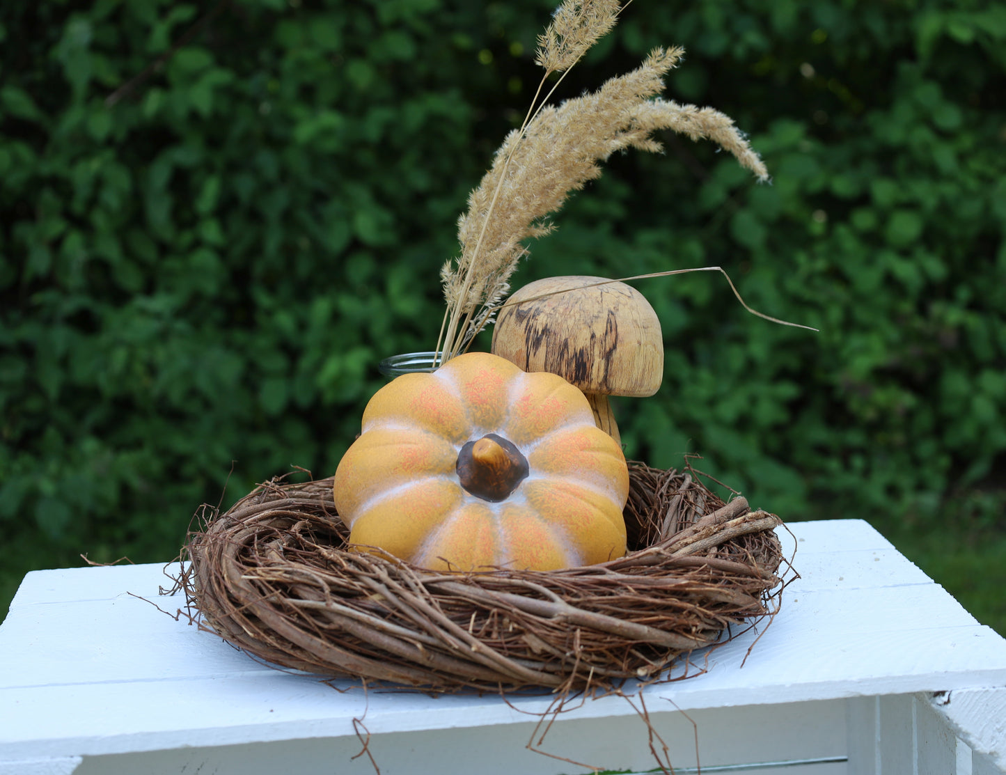 Decorazione di zucca per l'autunno realizzata in ceramica di colore arancione