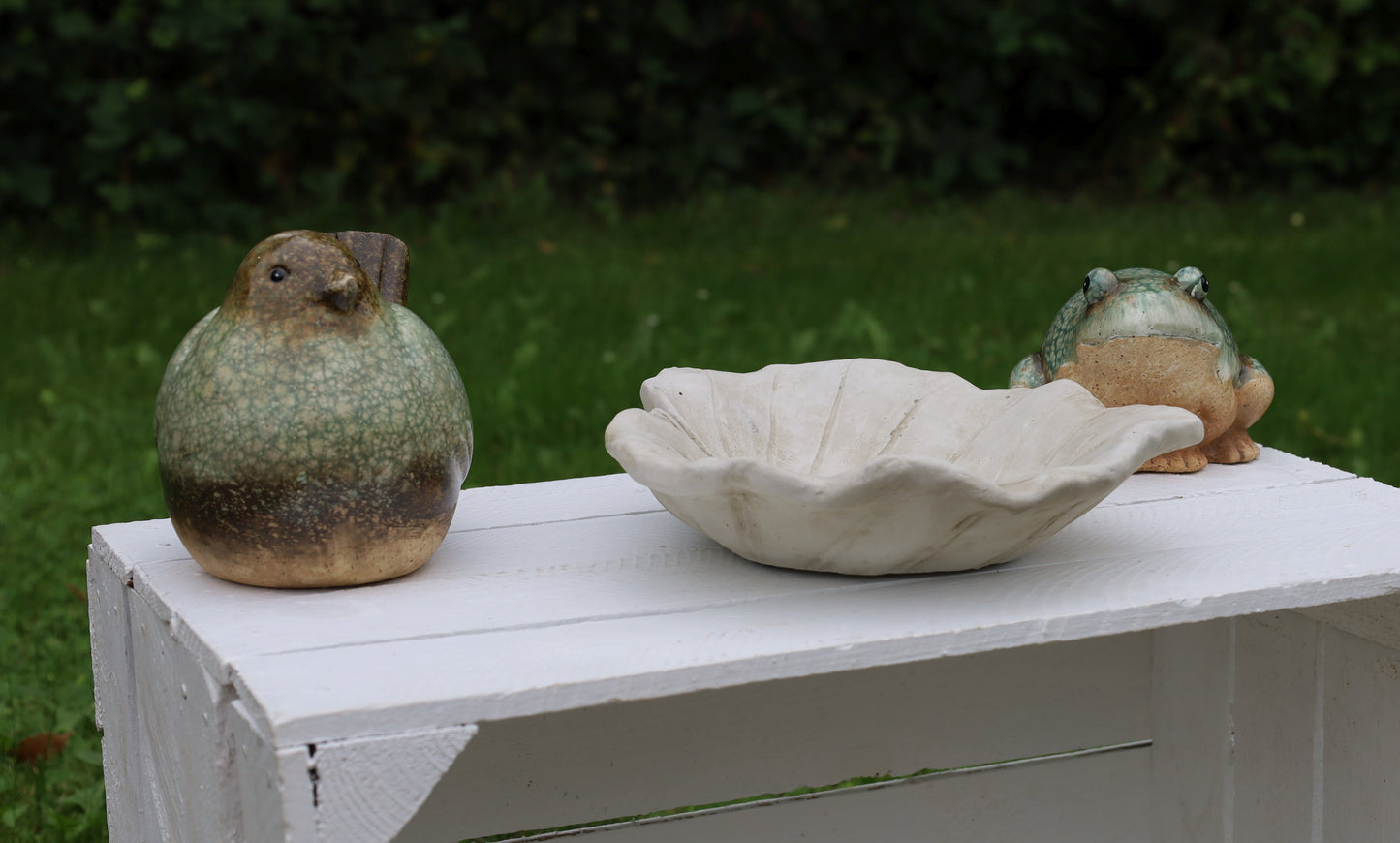 Rana in ceramica verde-marrone