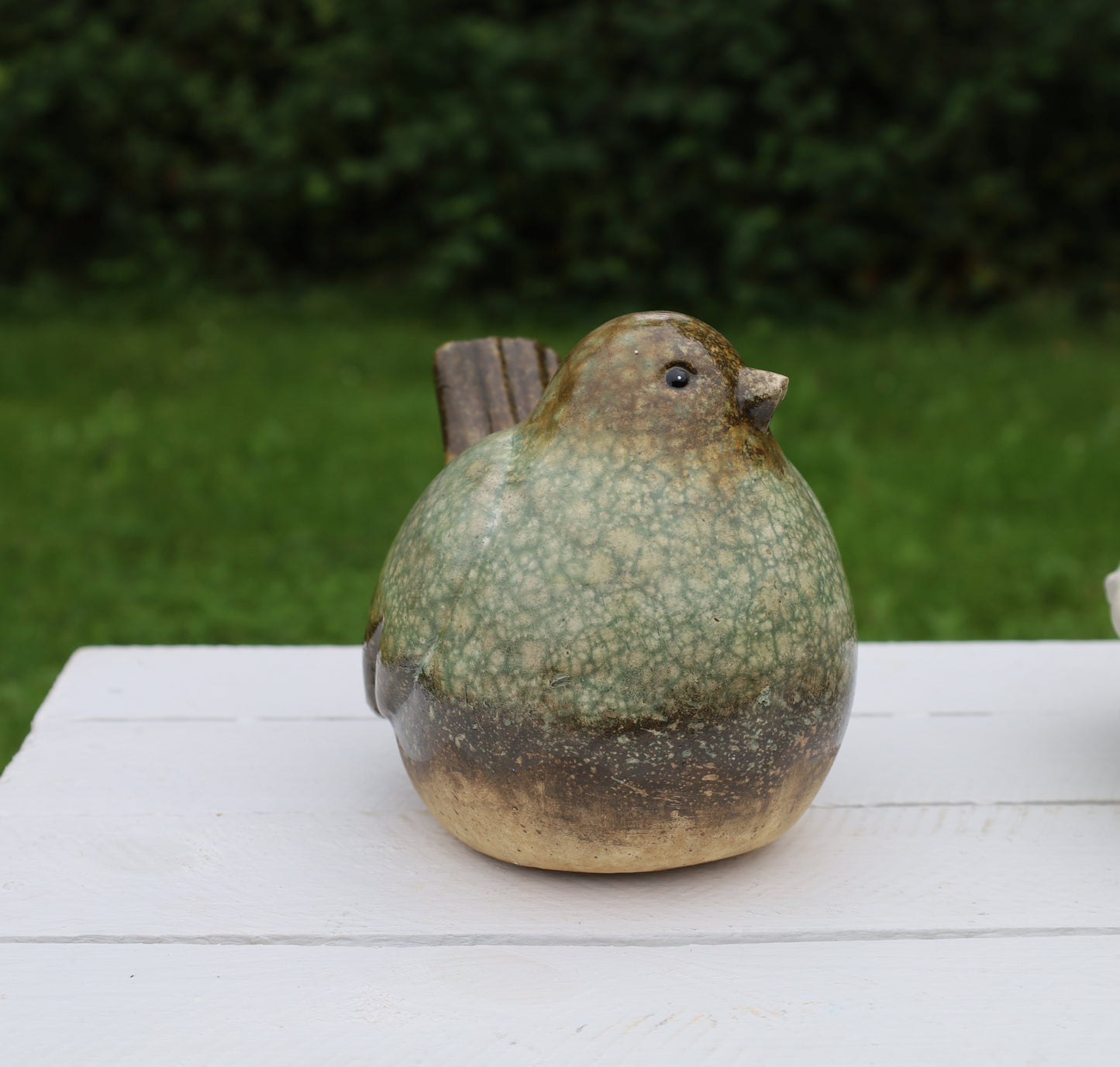 Uccello in ceramica verde-marrone