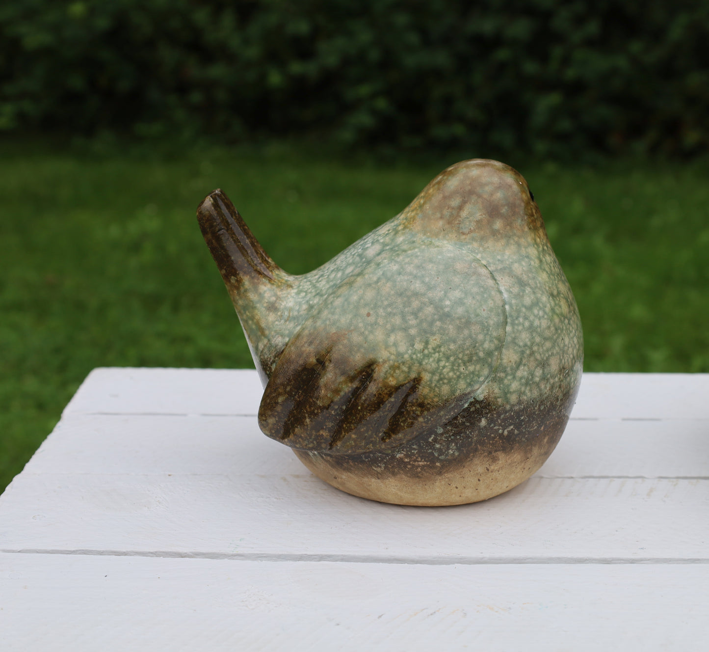 Uccello in ceramica verde-marrone