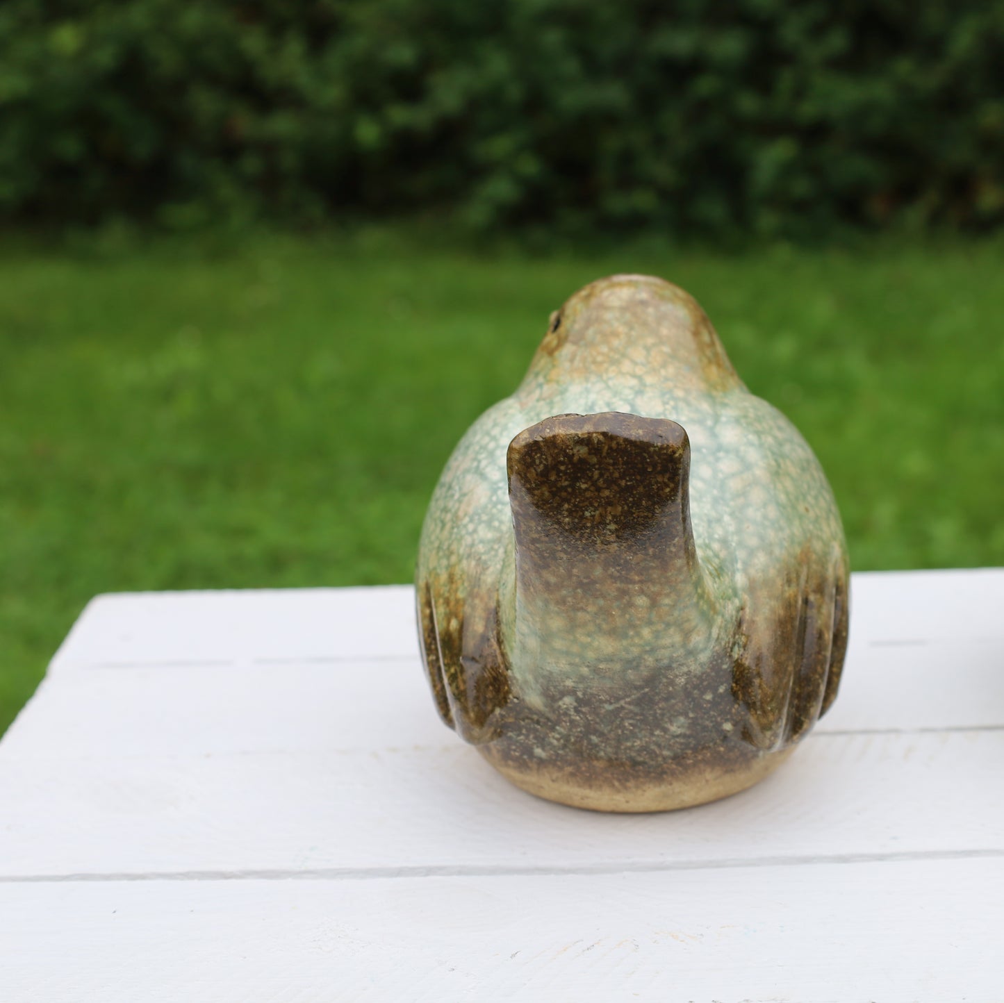 Uccello in ceramica verde-marrone