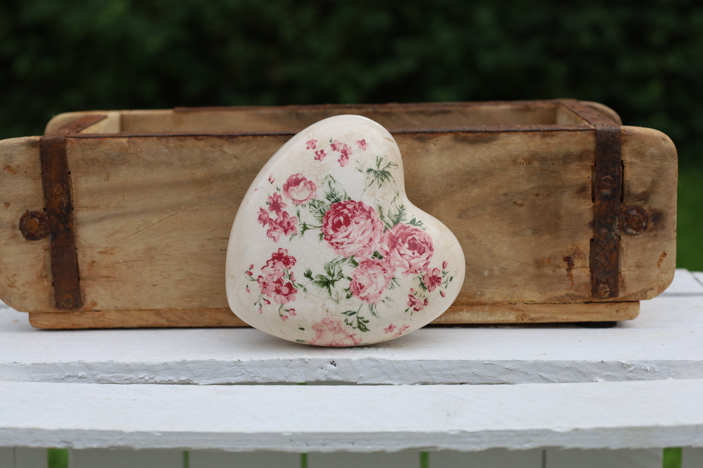 Cuore decorativo in ceramica con motivo a rosa vintage