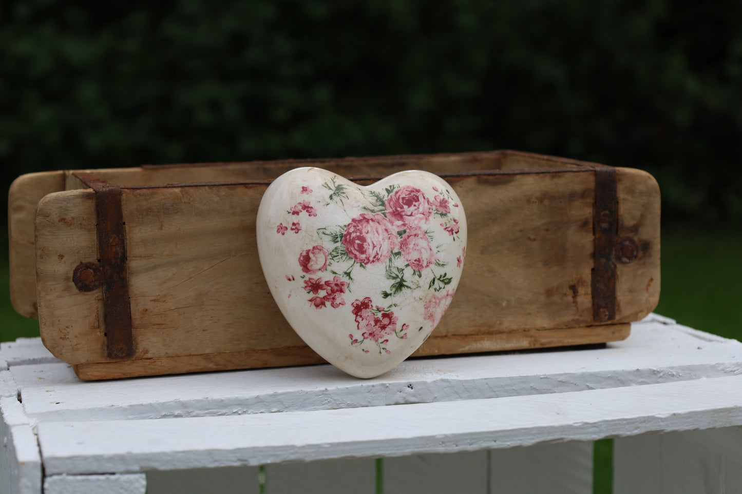 Cuore decorativo in ceramica con motivo a rosa vintage
