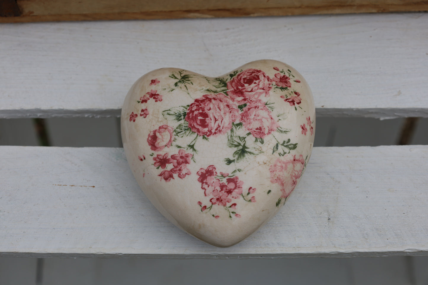 Cuore decorativo in ceramica con motivo a rosa vintage