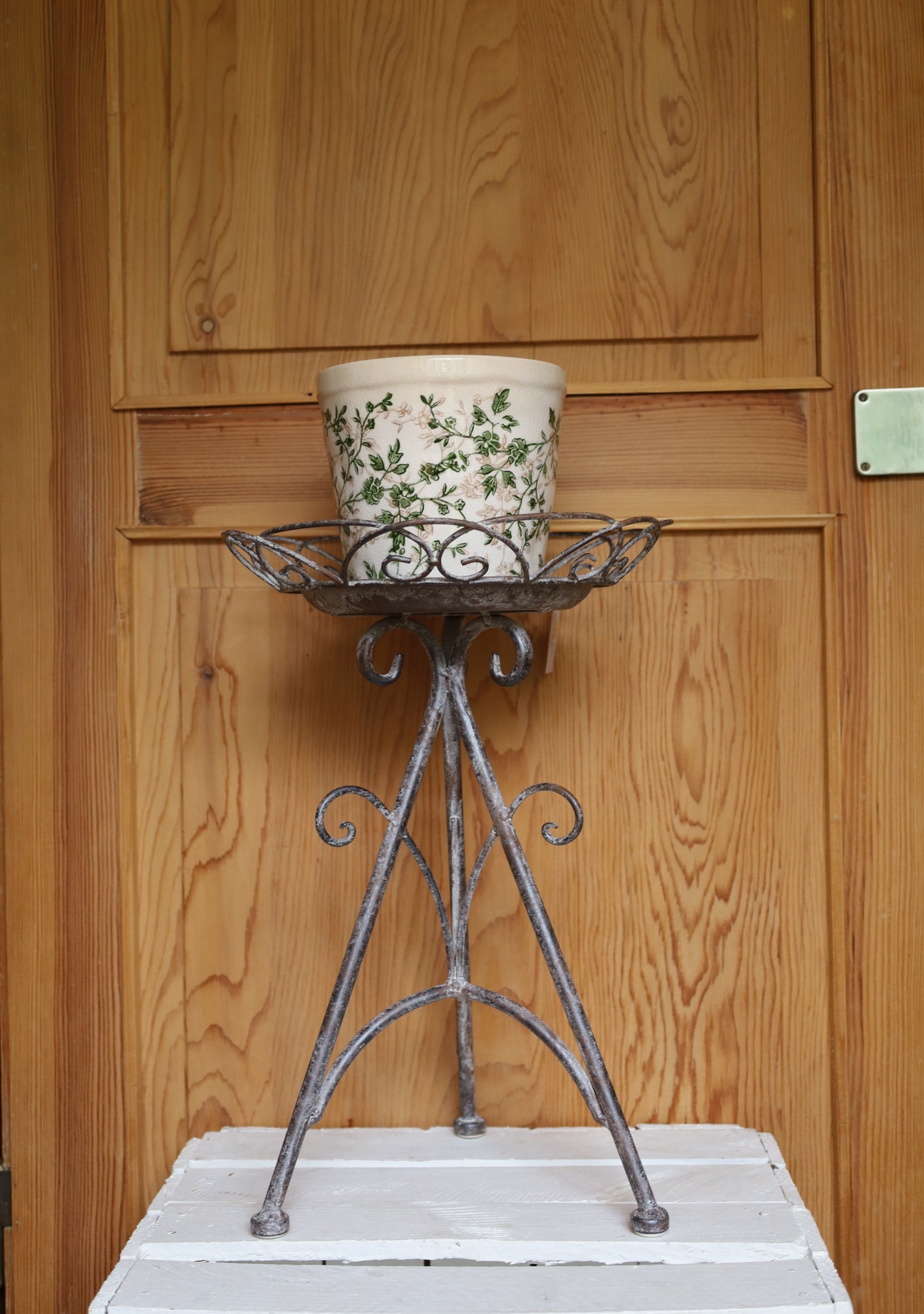 Blumentopf / Übertopf aus Keramik in Grün-Beige für Innen mit Rankenmotiv